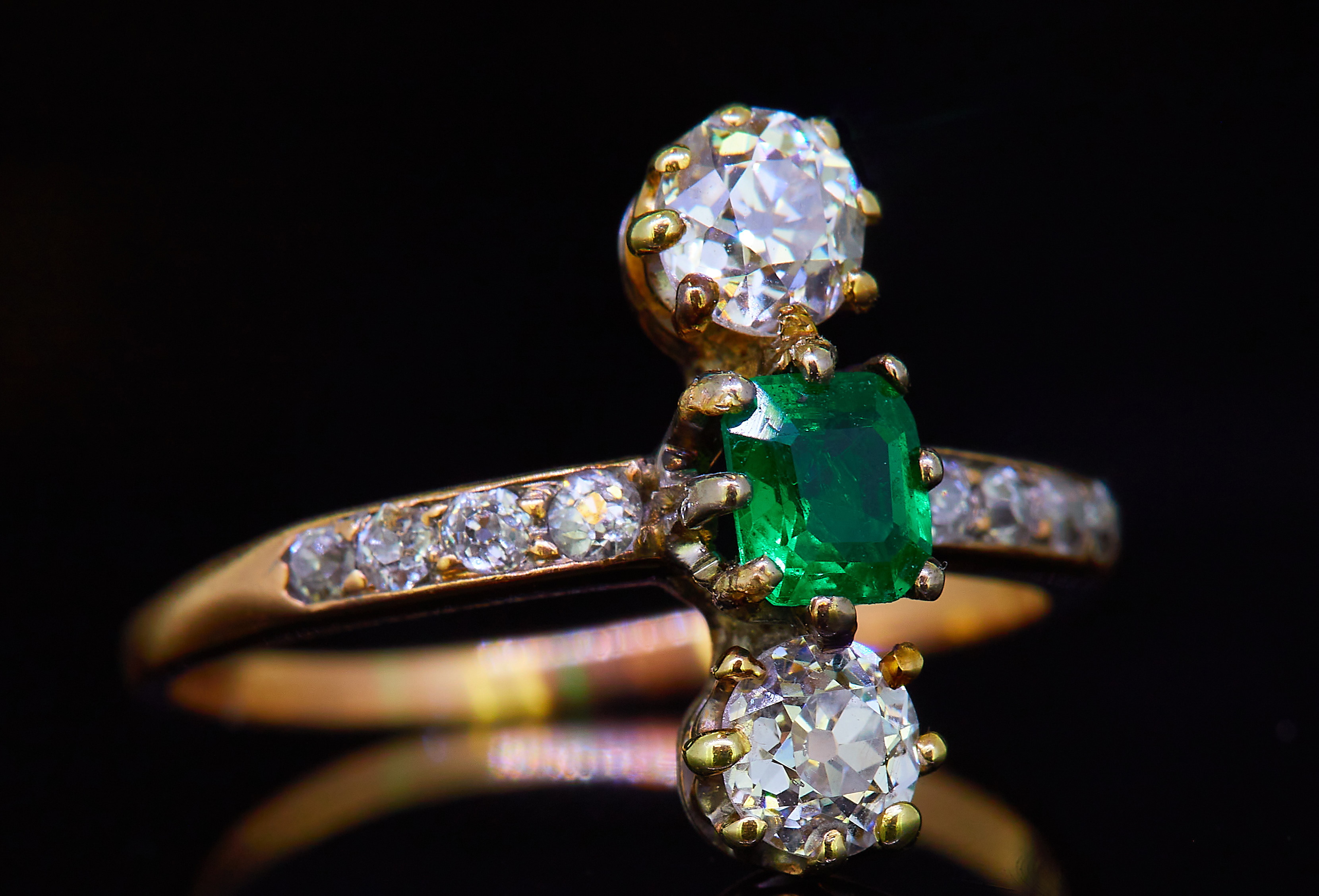 EMERALD AND DIAMOND DRESS RING