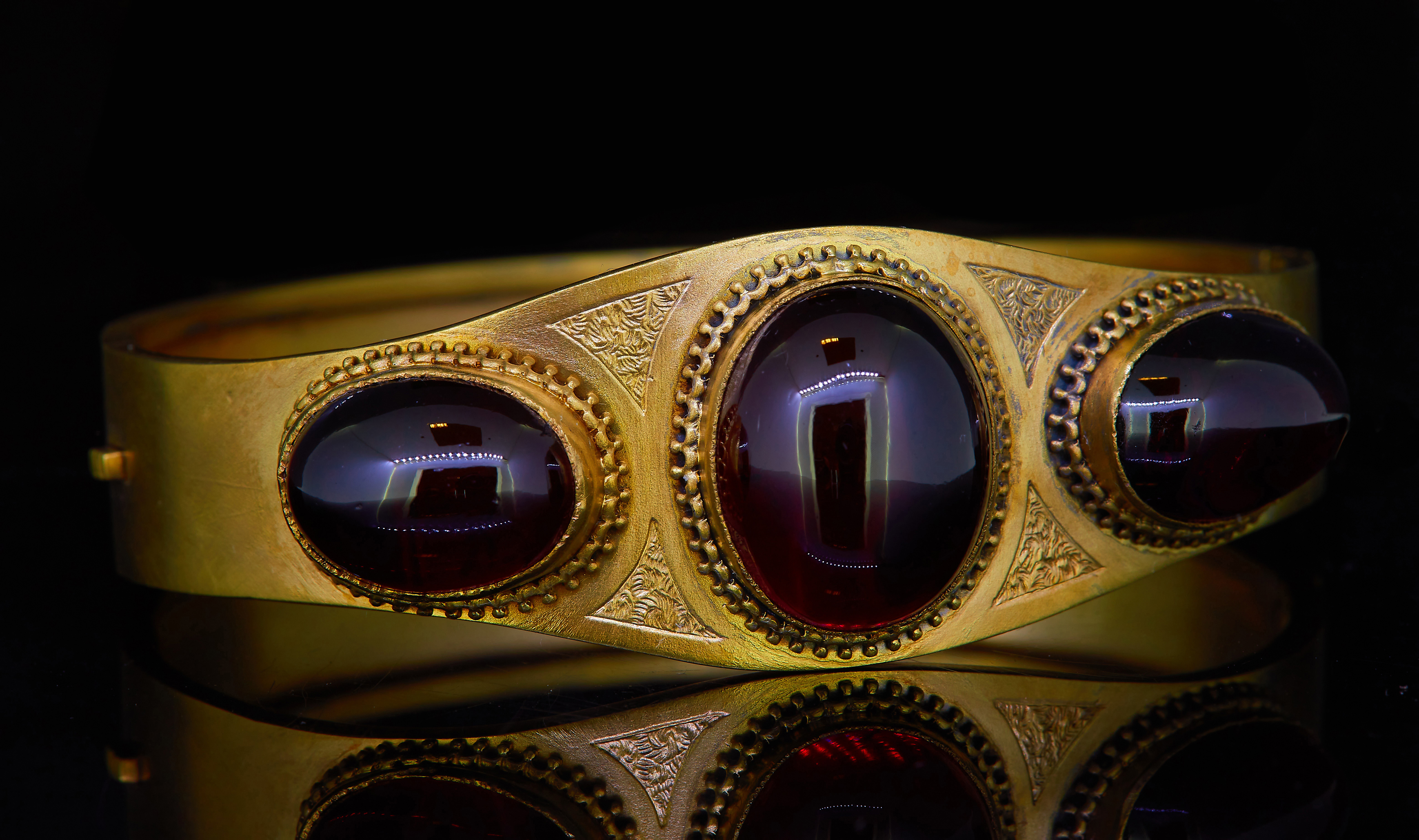 ANTIQUE VICTORIAN GARNET HINGED BANGLE