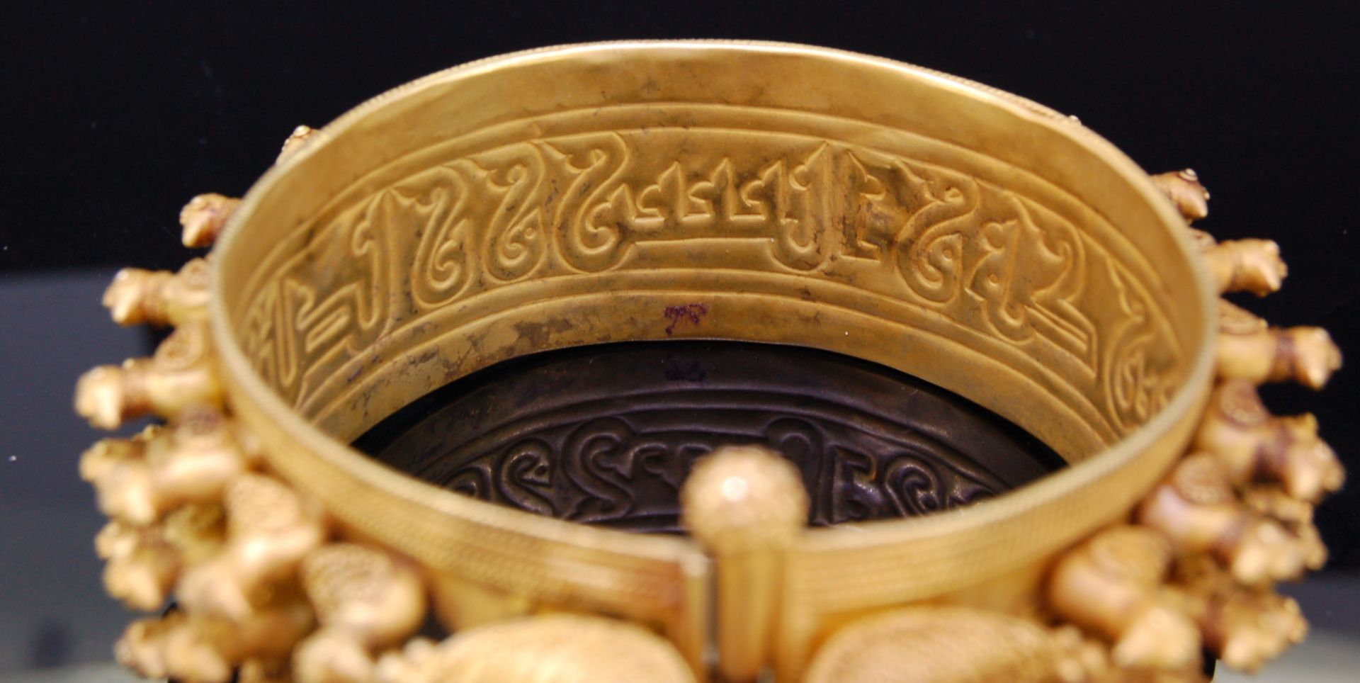 IMPORTANT ABBASID/IlKHAN DYNASTY BANGLE - Image 2 of 3