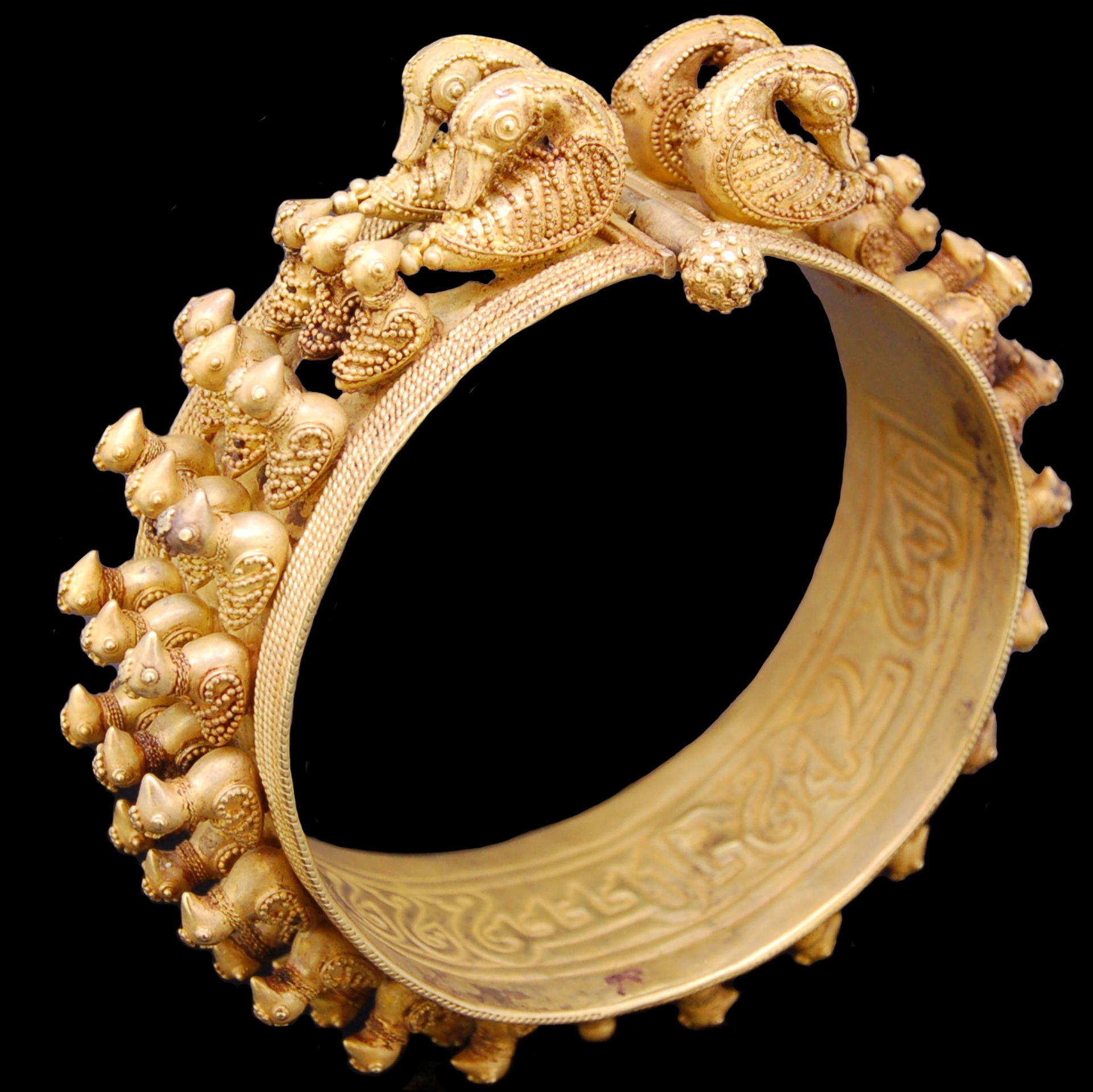 IMPORTANT ABBASID/IlKHAN DYNASTY BANGLE - Image 3 of 3