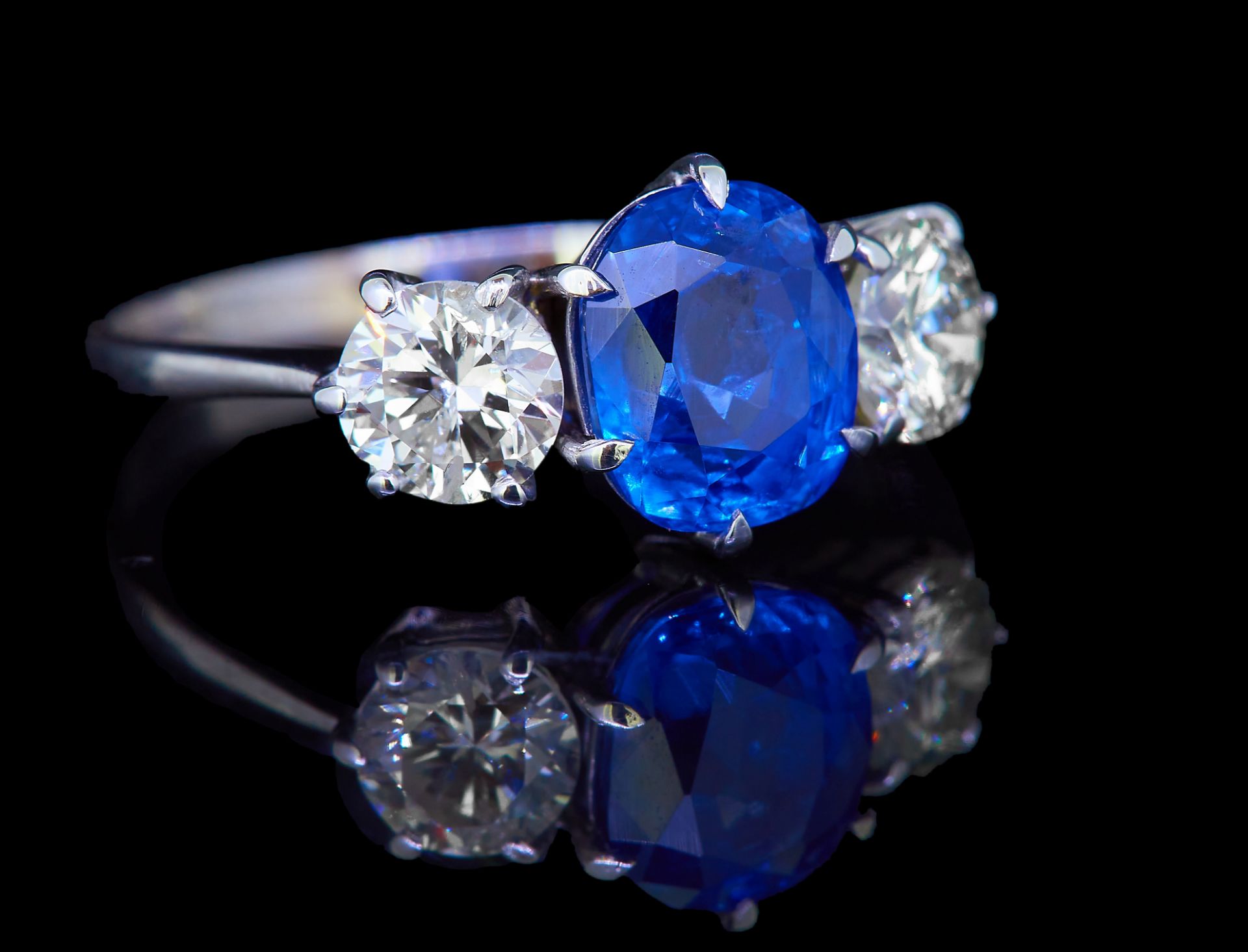 IMPORTANT CEYLON BLUE SAPPHIRE AND DIAMOND 3-STONE RING - Image 3 of 3
