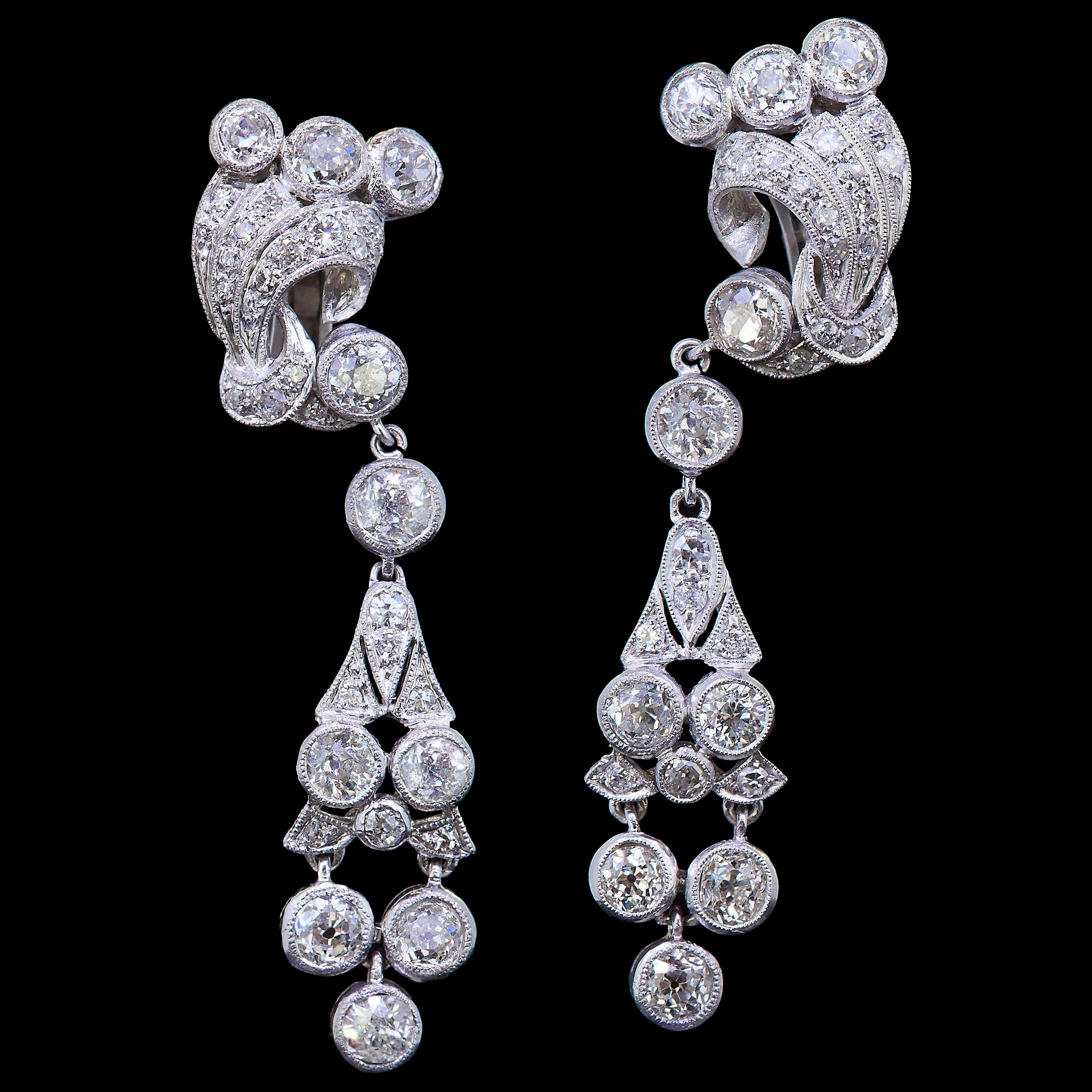 IMPORTANT PAIR OF DIAMOND DROP EARRINGS