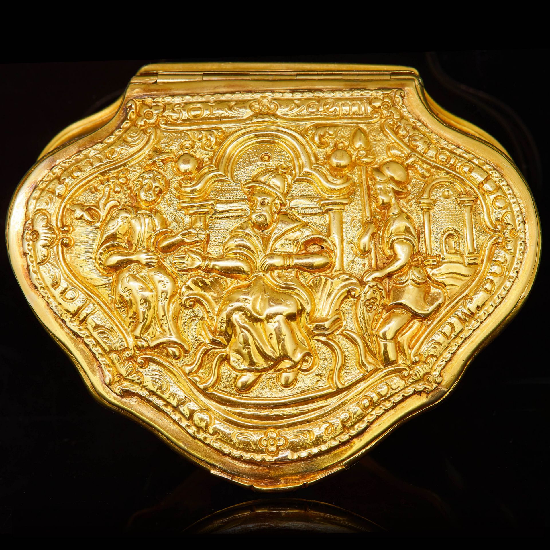 18th CENTURY TRIANGULAR 18-ct GOLD SNUFFBOX