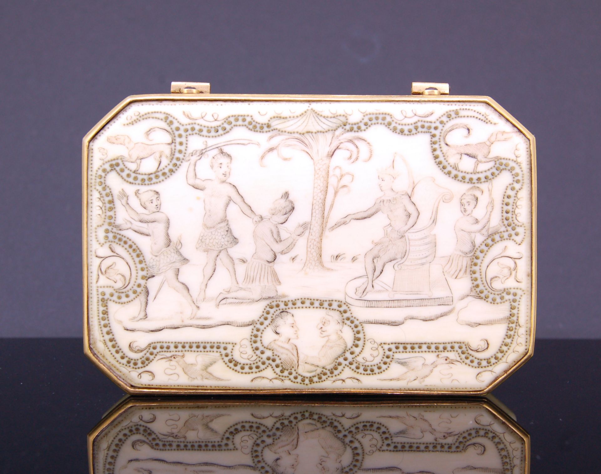 18th CENTURY RECTANGULAR SNUFFBOX WITH GOLD MOUNT