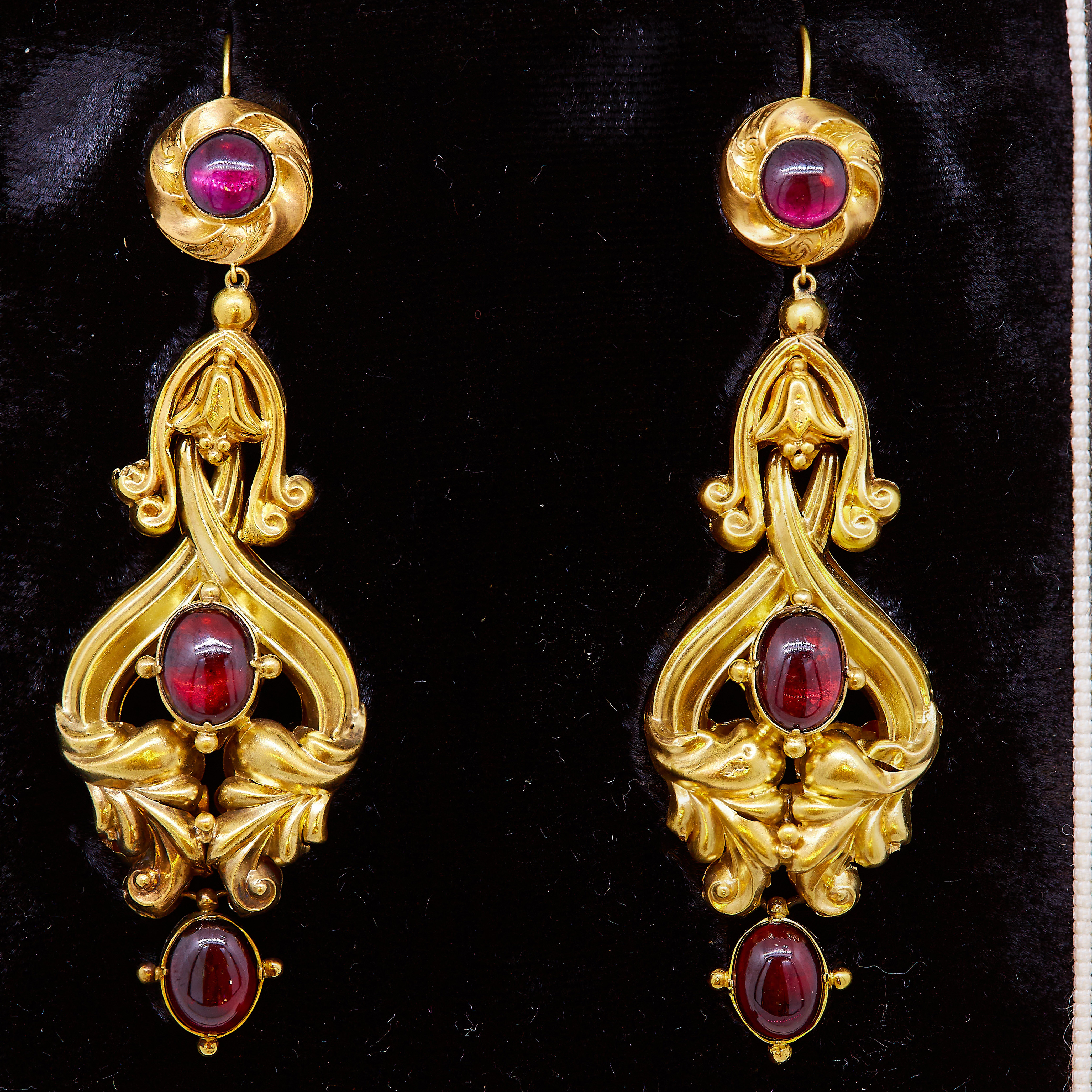 IMPORTANT PAIR OF ANTIQUE GARNET DROP EARRINGS