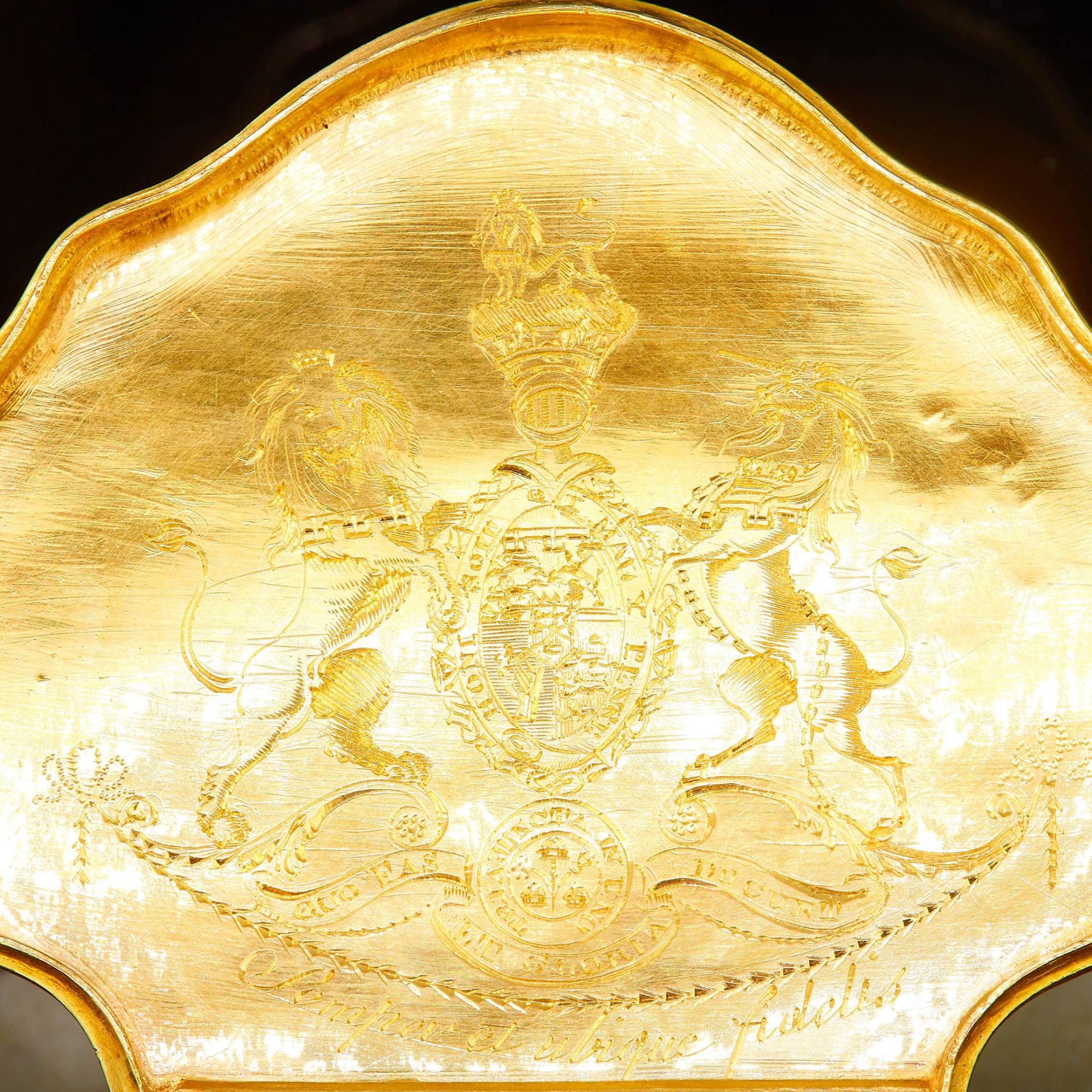 18th CENTURY TRIANGULAR 18-ct GOLD SNUFFBOX - Image 2 of 2