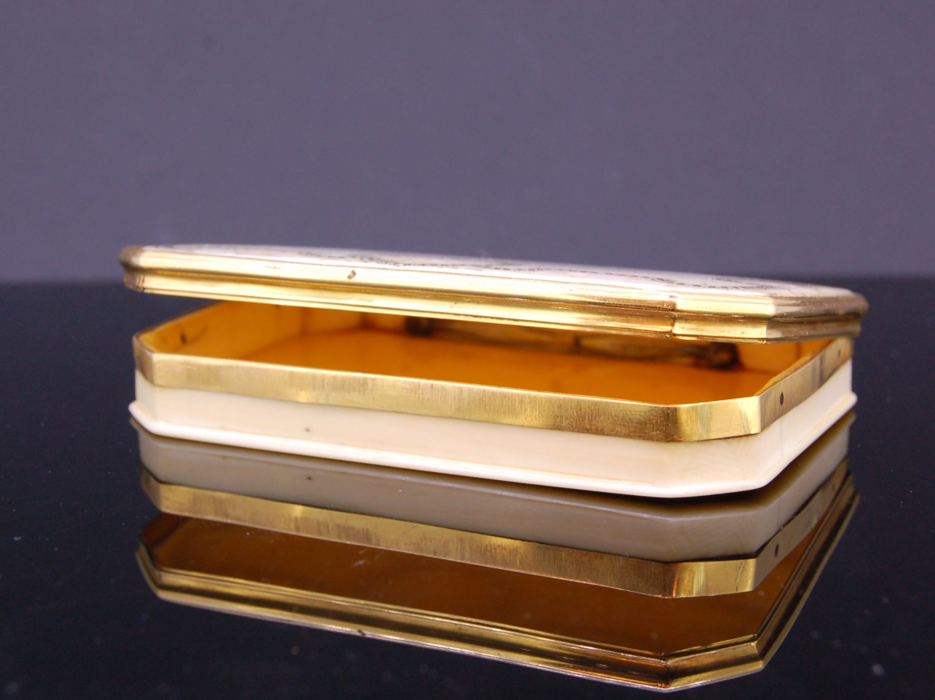 18th CENTURY RECTANGULAR SNUFFBOX WITH GOLD MOUNT - Image 3 of 3