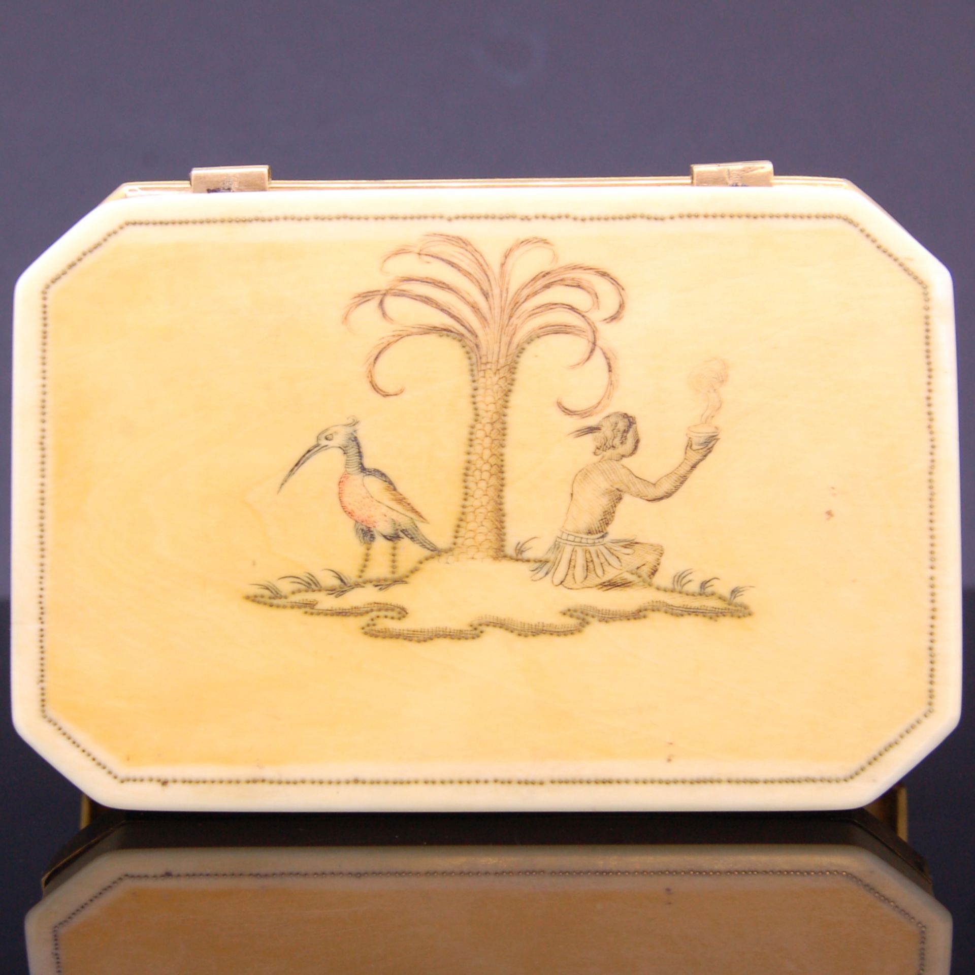 18th CENTURY RECTANGULAR SNUFFBOX WITH GOLD MOUNT - Image 2 of 3