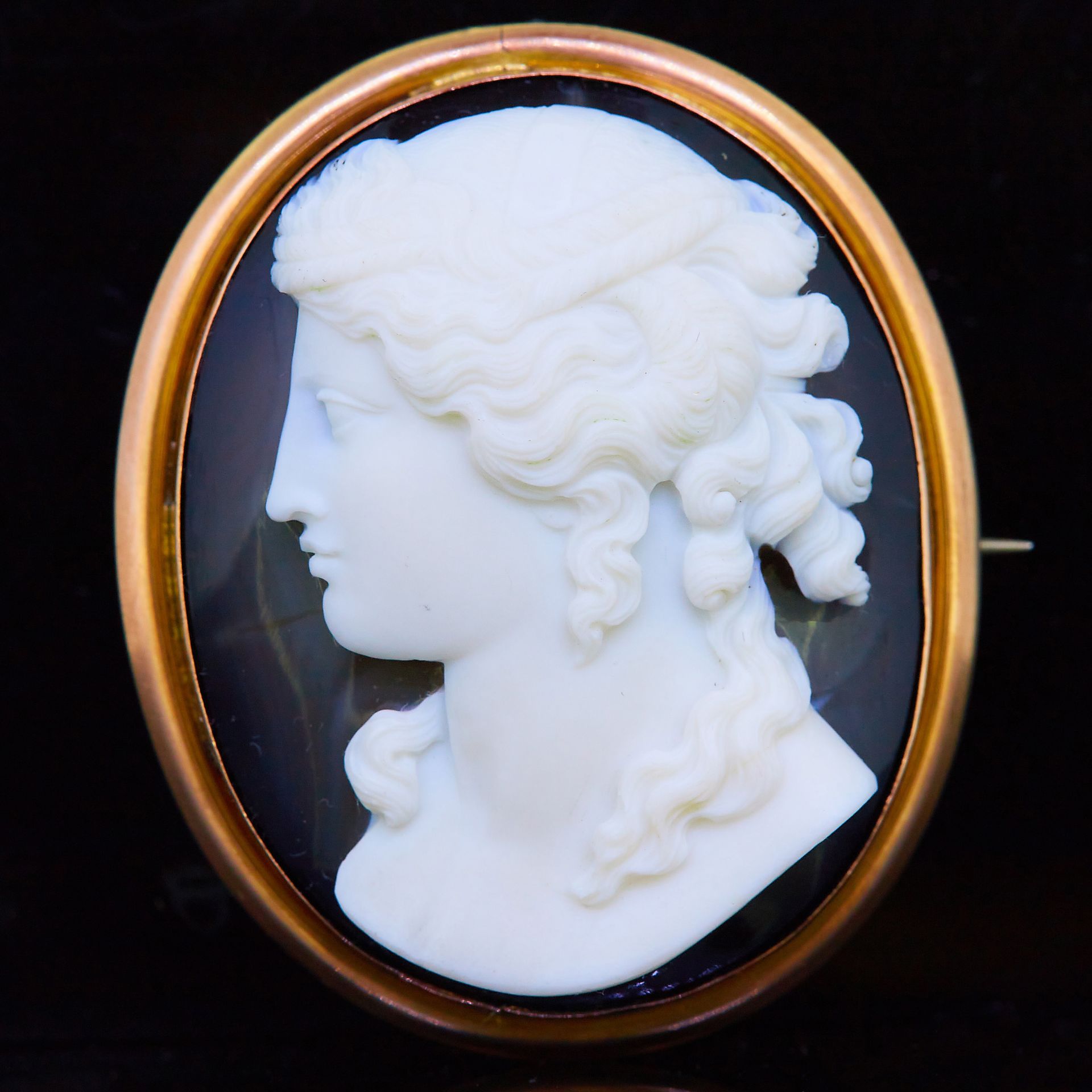 -NO RESERVE- ANTIQUE AGATE CAMEO BROOCH
