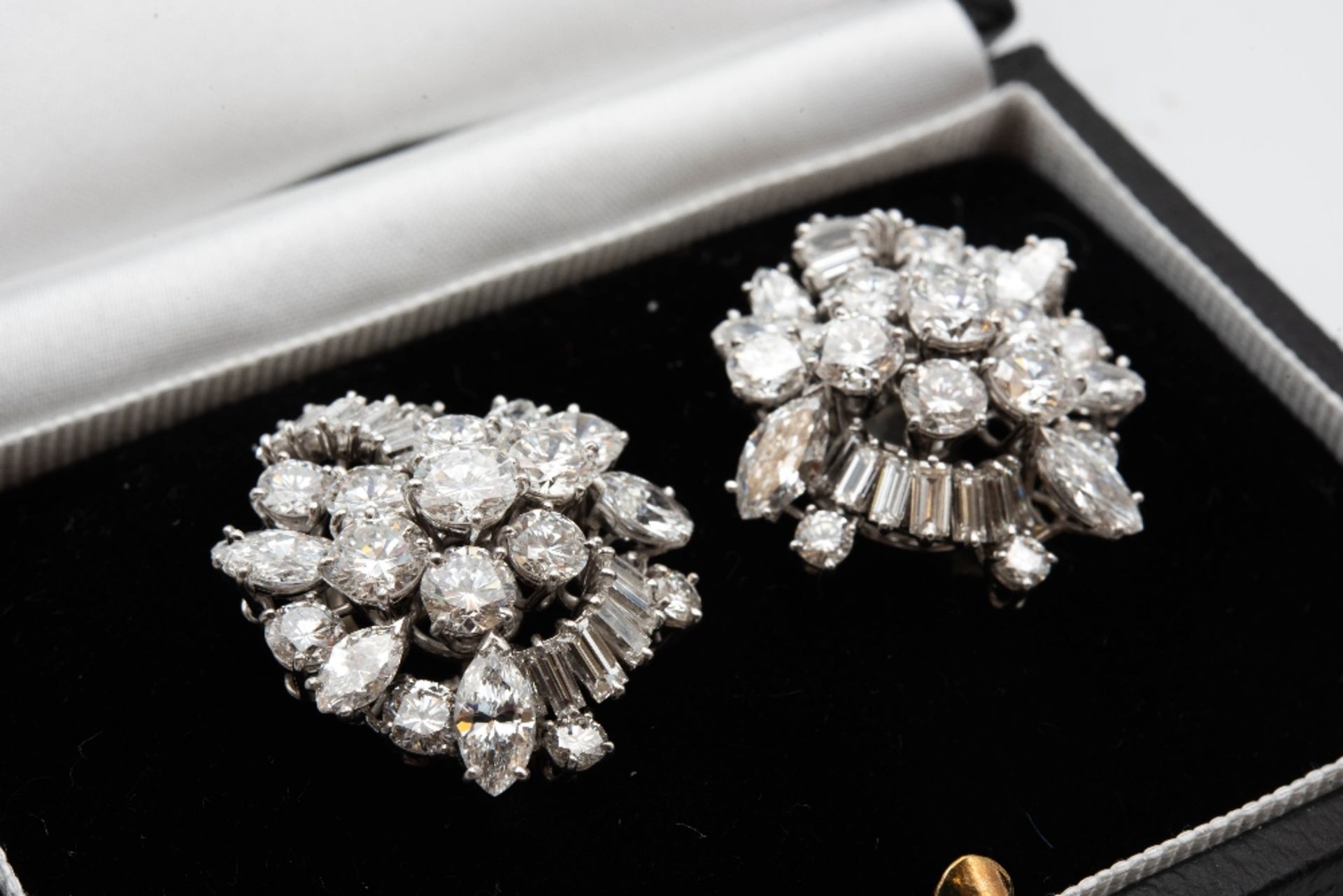 IMPORTANT PAIR OF DIAMOND CLIP EARRINGS - Image 2 of 2
