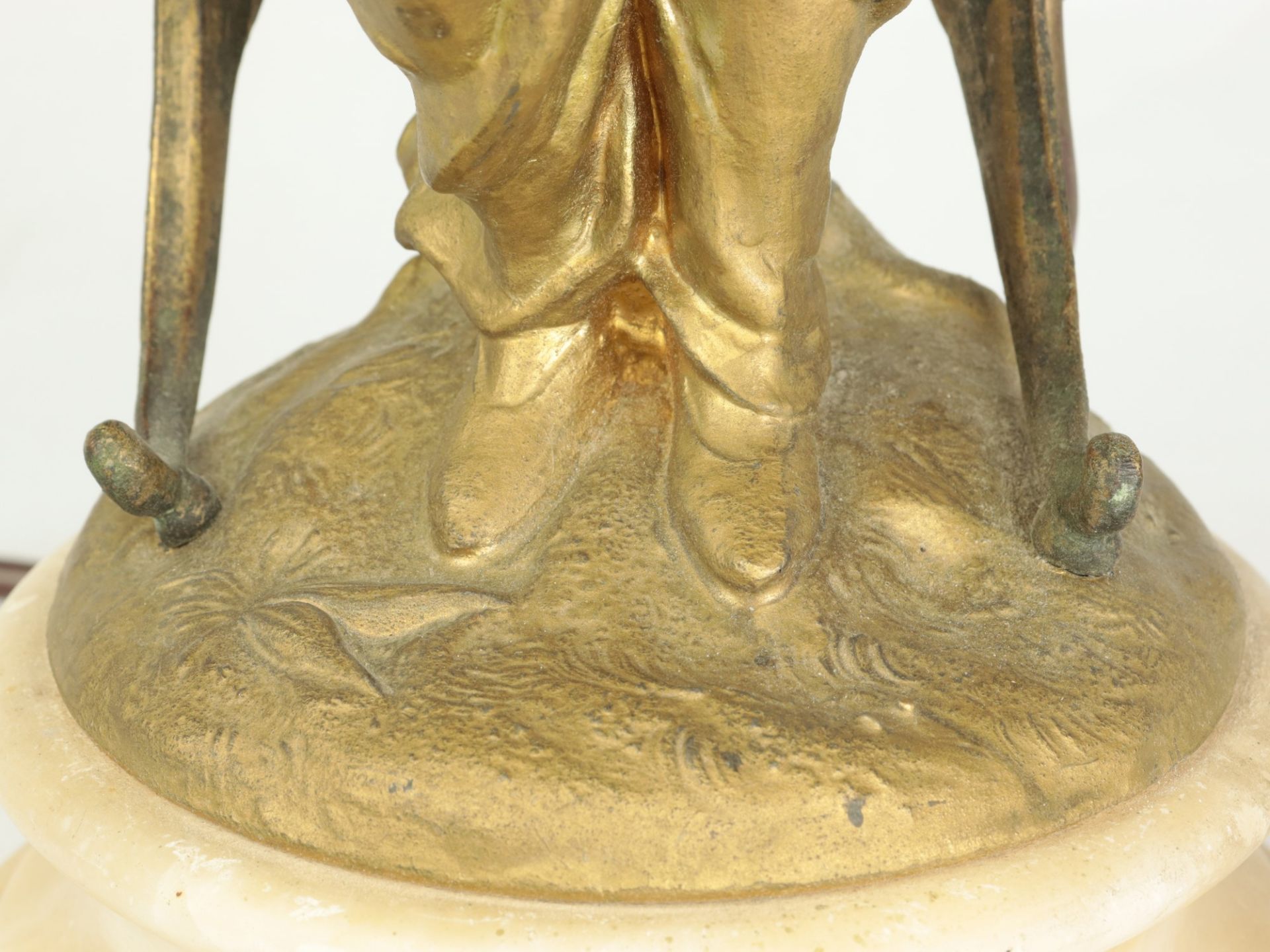 Jugendstil - Tischlampe wohl Zinnguss, goldfarben gefasst, einflammig, runder gewulsteter Sockel, - Image 7 of 10