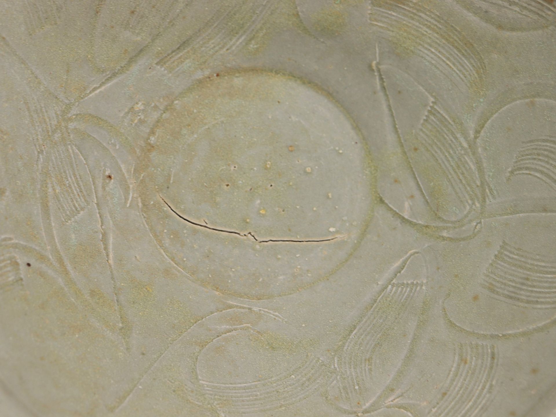 Schalen 2 St., wohl Song-Dynastie, versch. Größen, heller Scherben, Celadonfarben, runder Fuß, - Bild 5 aus 7