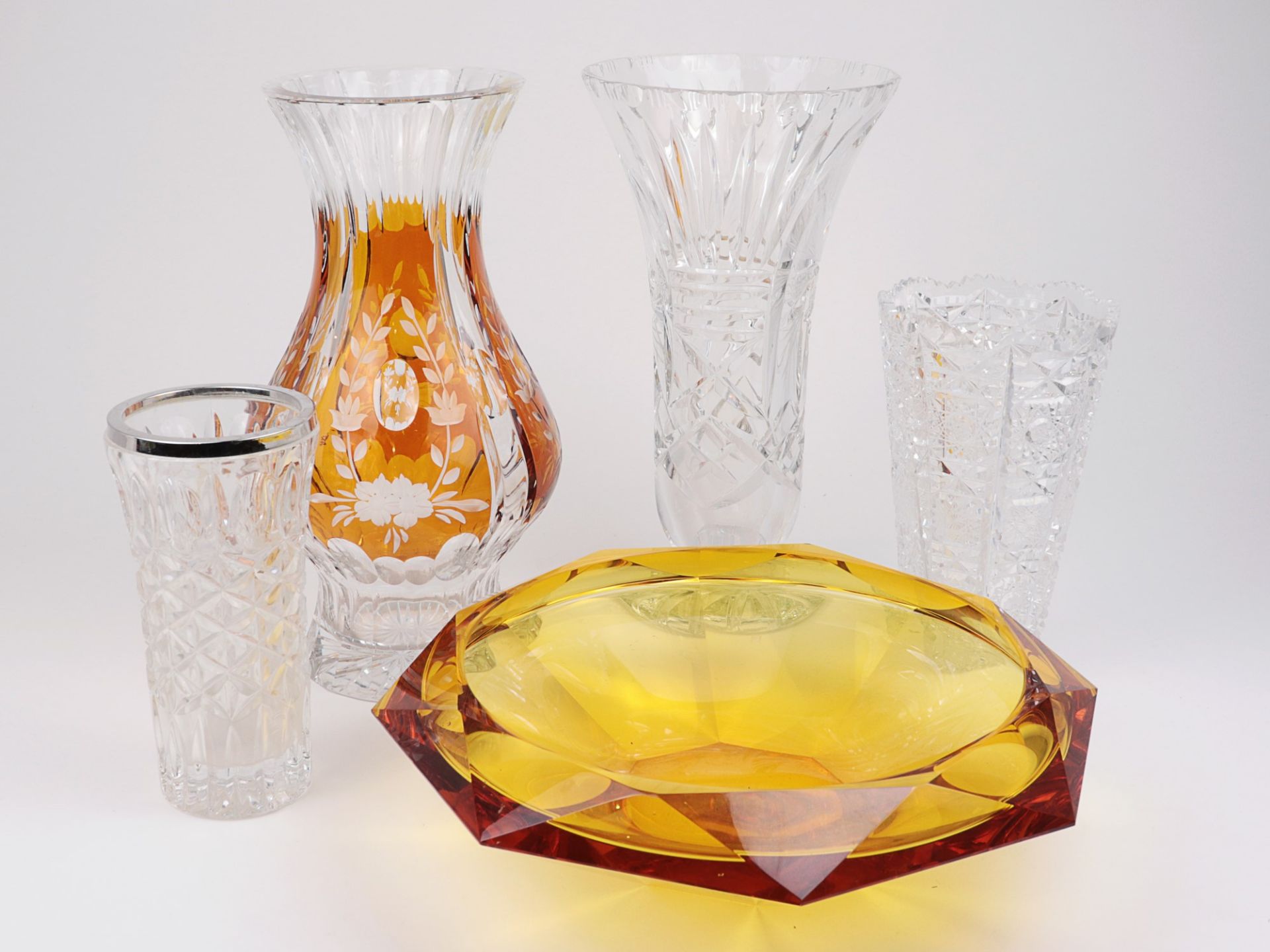Konvolut 5 St., Vasen u. Schale, untersch. Formen u. Größen, farbloses u. bernsteinfarbenes Glas,1x