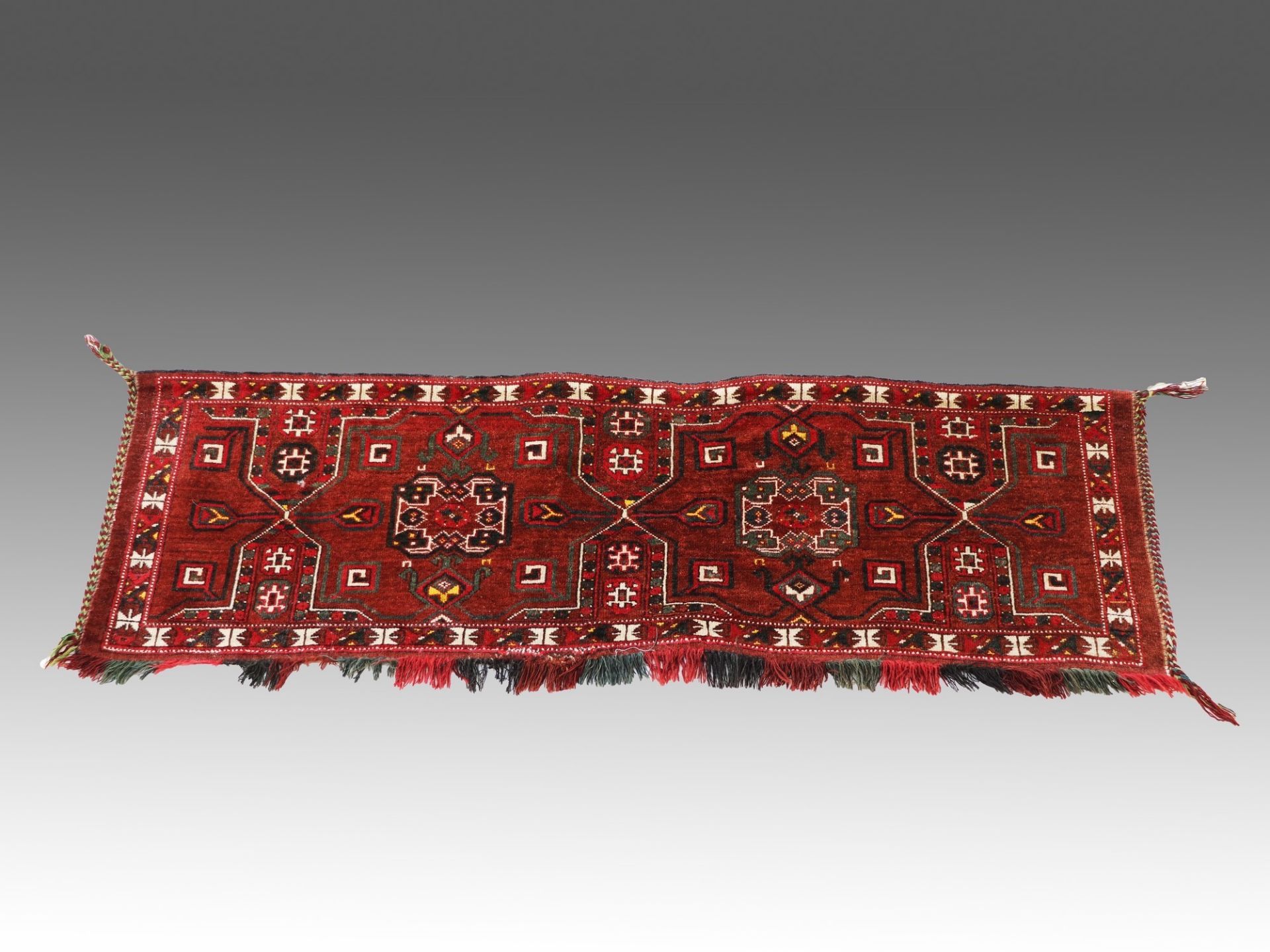 Satteltaschenfront Turkmenistan, Wolle, umgearbeitet, fortlaufendes Medaillonmotiv, rotgrundig,