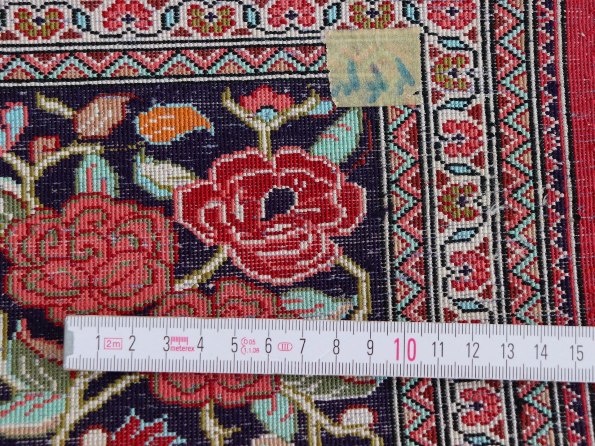 Orientseidenbrücke Seide/Seide, schwarzgrundige Gebetsnische mit Blumenvase, mehrfach Bordüre, min. - Bild 3 aus 3