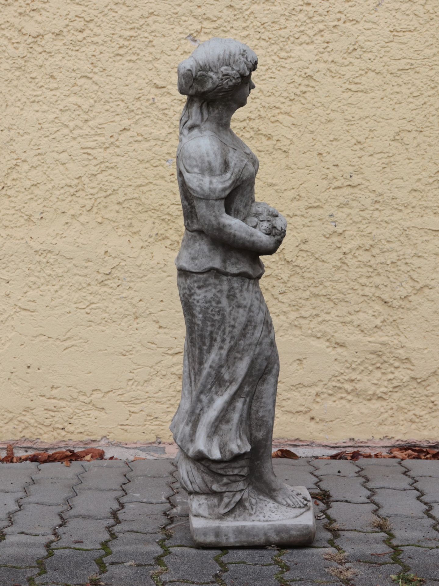 Gartenfigur Steinguß, patiniert, frostfest,stehende Frauenfigur mit Bluse und Rock bekleidet,, " - Image 7 of 7