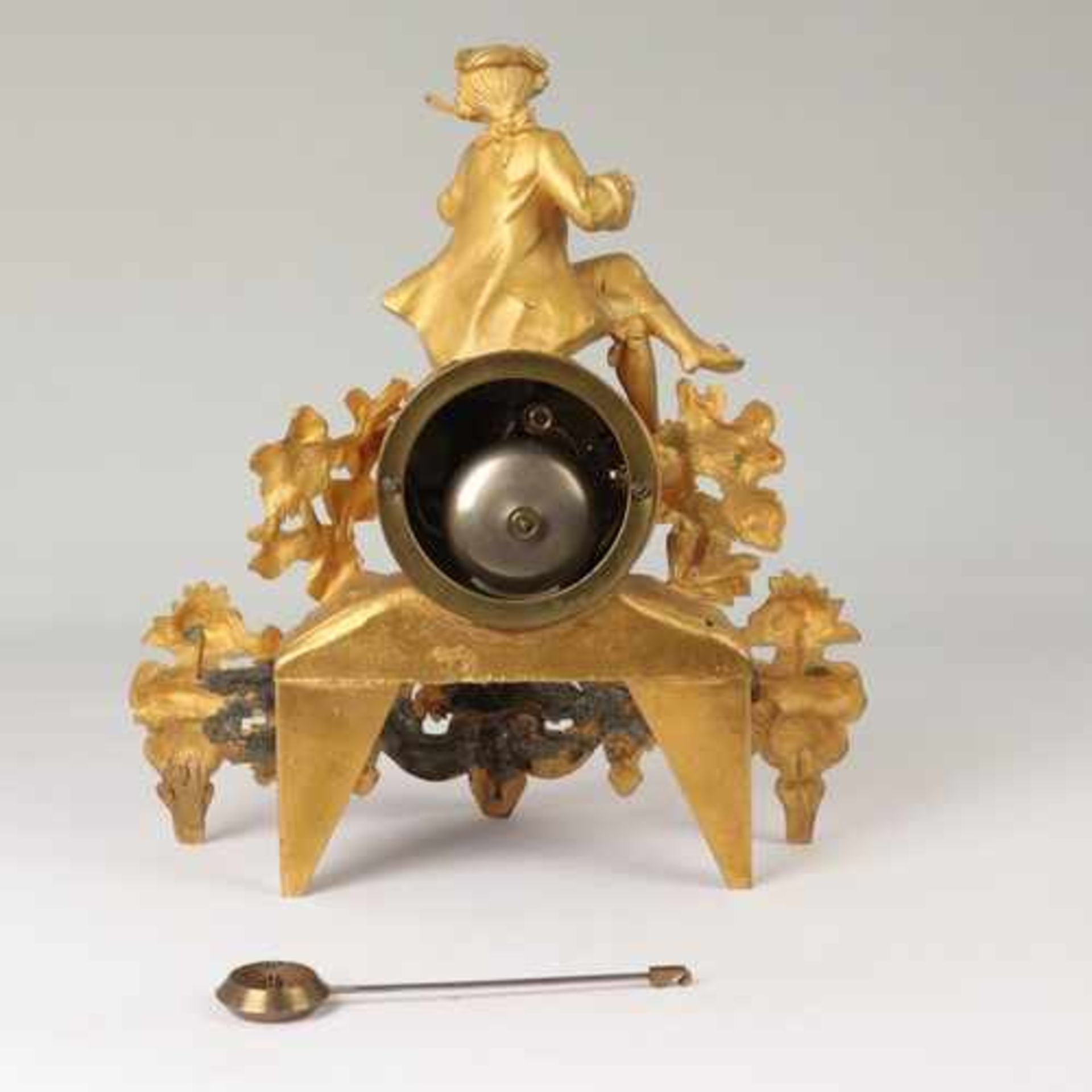 Kommodenuhr um 1870, ovaler Holzsockel, ebonisiert, Uhrenkorpus im Louis-Seize-Stil , Metall - Bild 7 aus 11