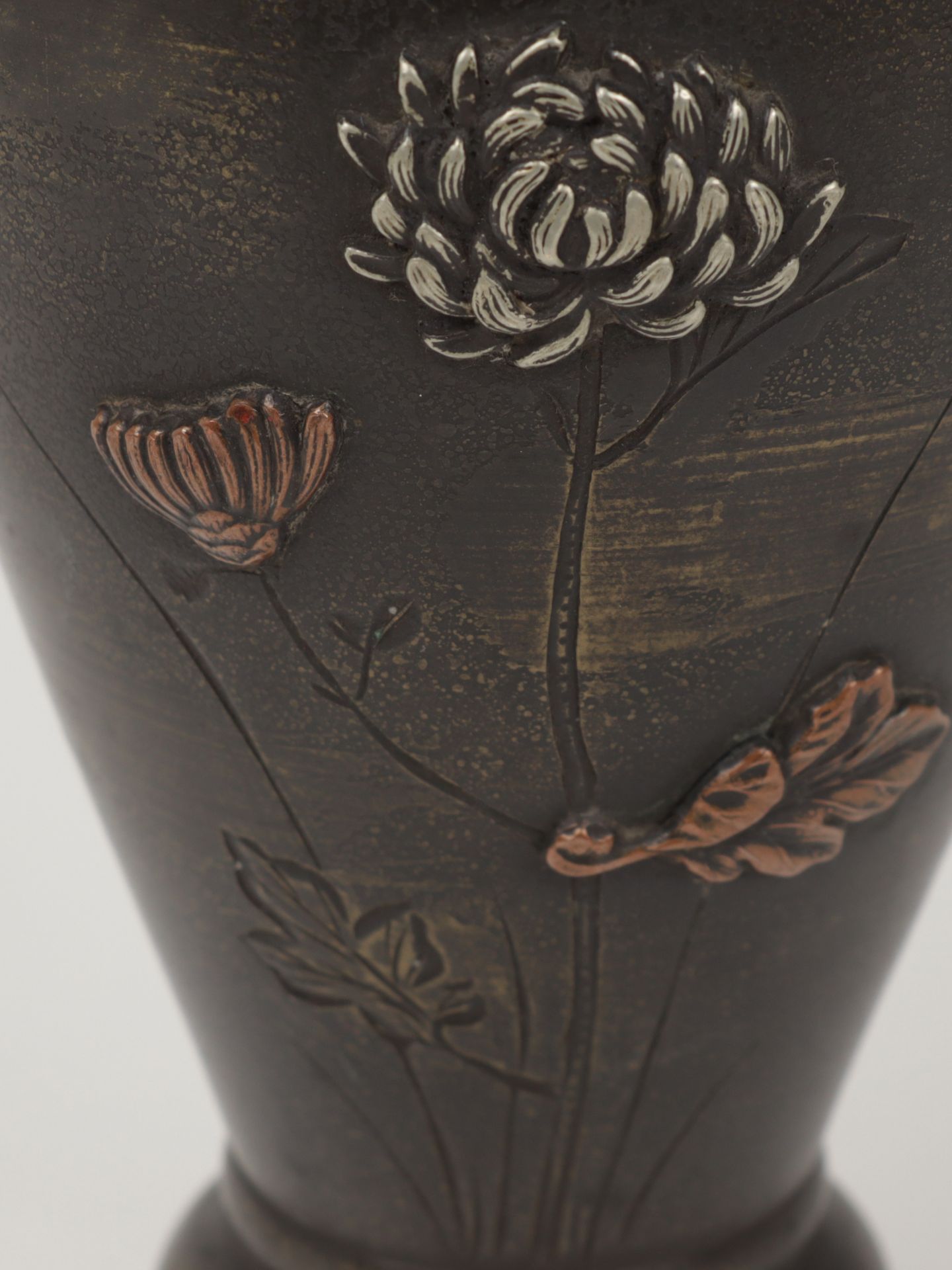 Vase um 1900, Japan, Bronze, reliefiert, Ritzdekor u. Metallauflagen in Kupfer, Messing u. a., - Bild 4 aus 5