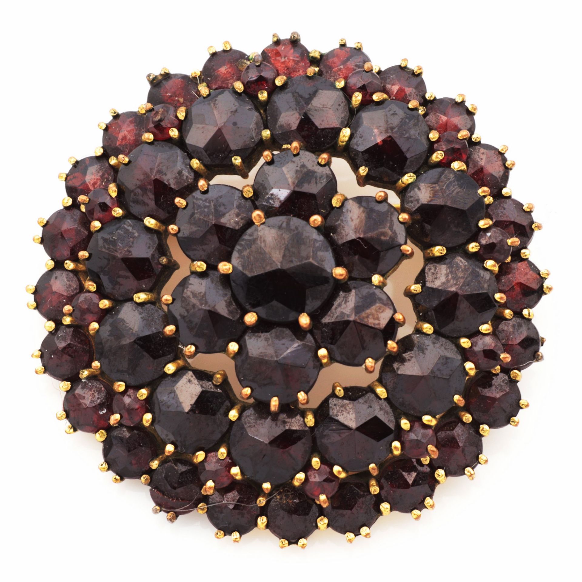 Granat - Brosche Metall, rund, blütenförmig, gestuft, besetzt mit Granaten, tlw. Tragesp., Dca.3,