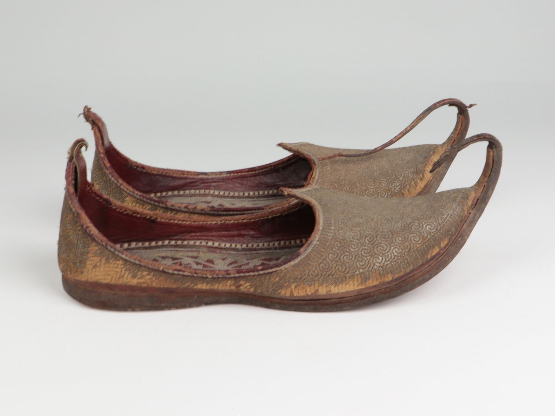 Schnabelschuhe - Khussa 20.Jh., Indien o. Pakistan, rotes Leder, außen u. innen gestickt, - Bild 2 aus 4