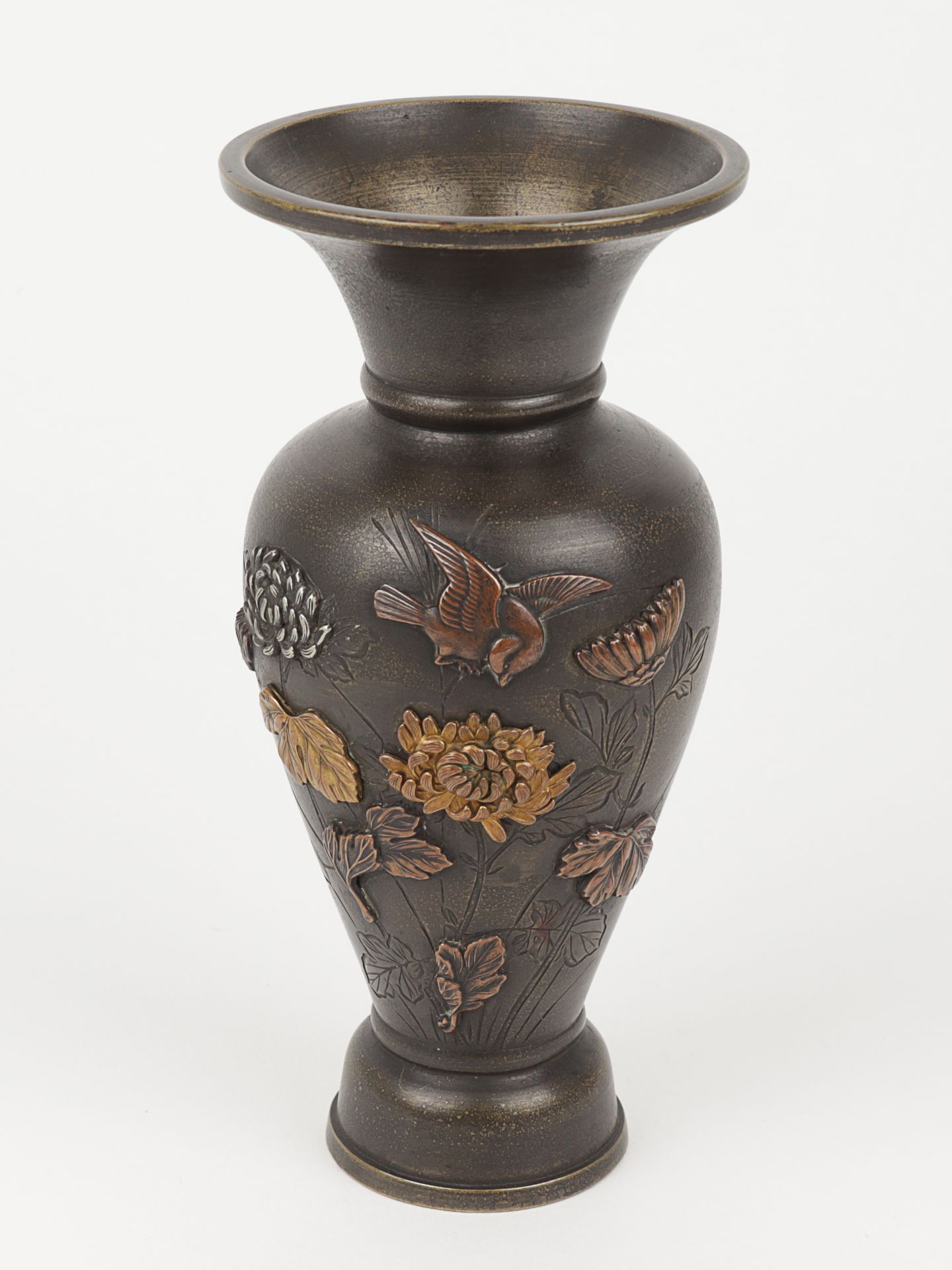 Vase um 1900, Japan, Bronze, reliefiert, Ritzdekor u. Metallauflagen in Kupfer, Messing u. a.,