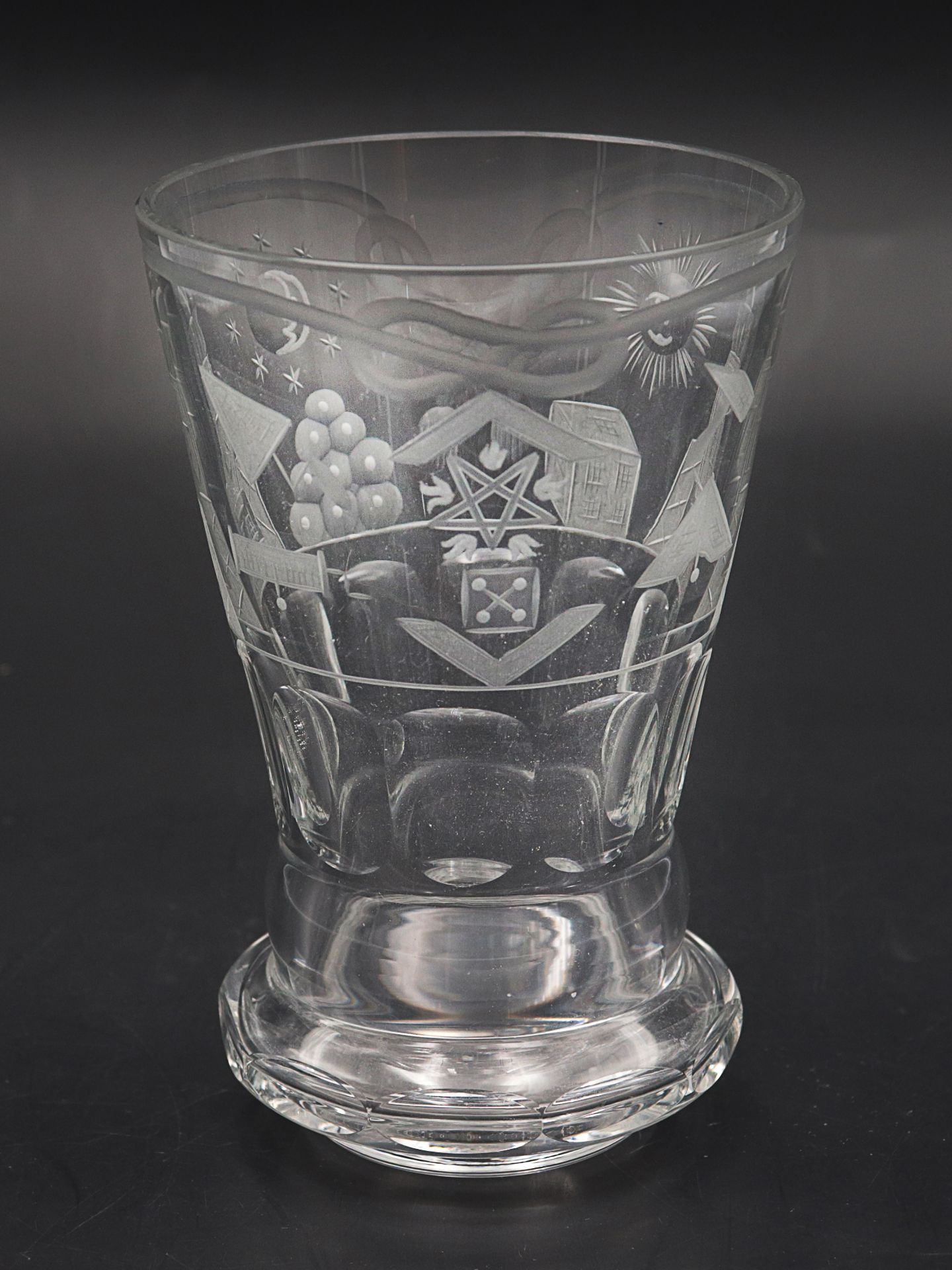 Freimaurer - Ranftbecher um 1900, Deutschland o. Österreich, farbloses Glas, runder Stand,