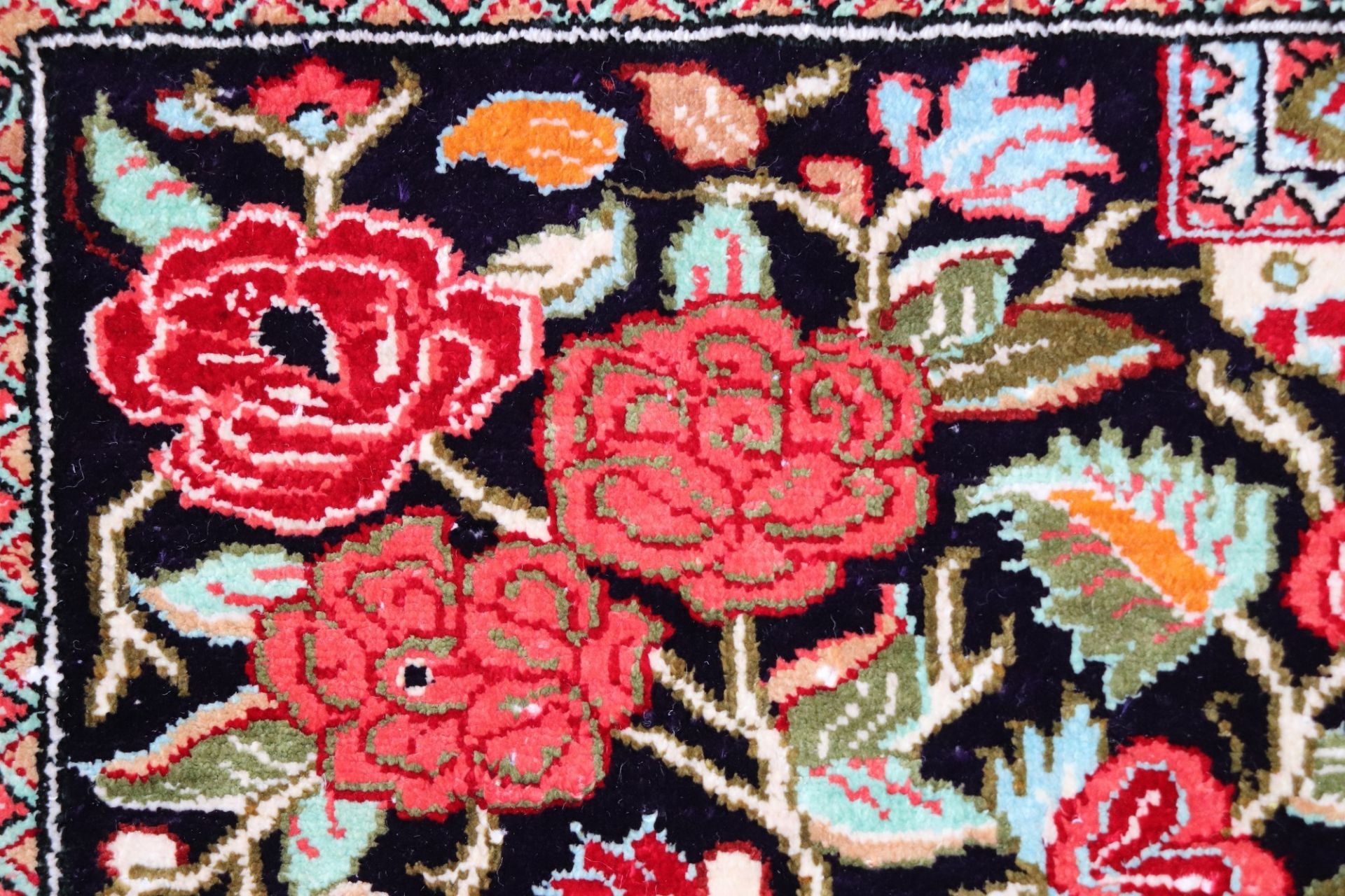 Orientseidenbrücke Seide/Seide, schwarzgrundige Gebetsnische mit Blumenvase, mehrfach Bordüre, min. - Bild 2 aus 3