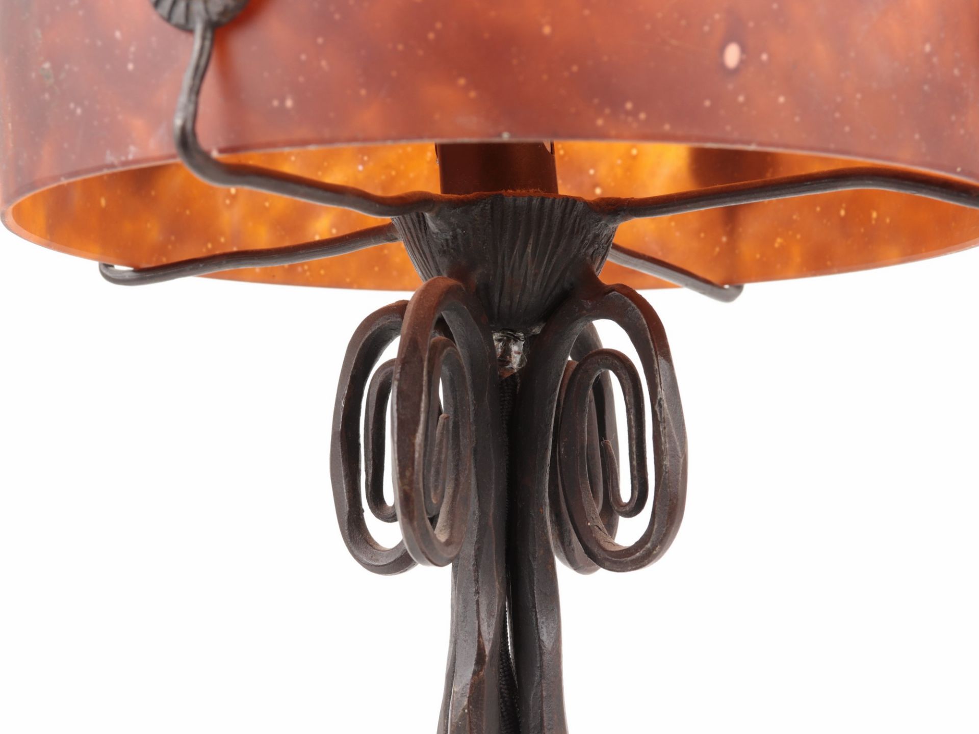 Tischlampe Schmiedeeisen/Glas, 1-flammig, tellerförmiger Stand, getriebender Dekor, vierteiliger, - Bild 3 aus 6
