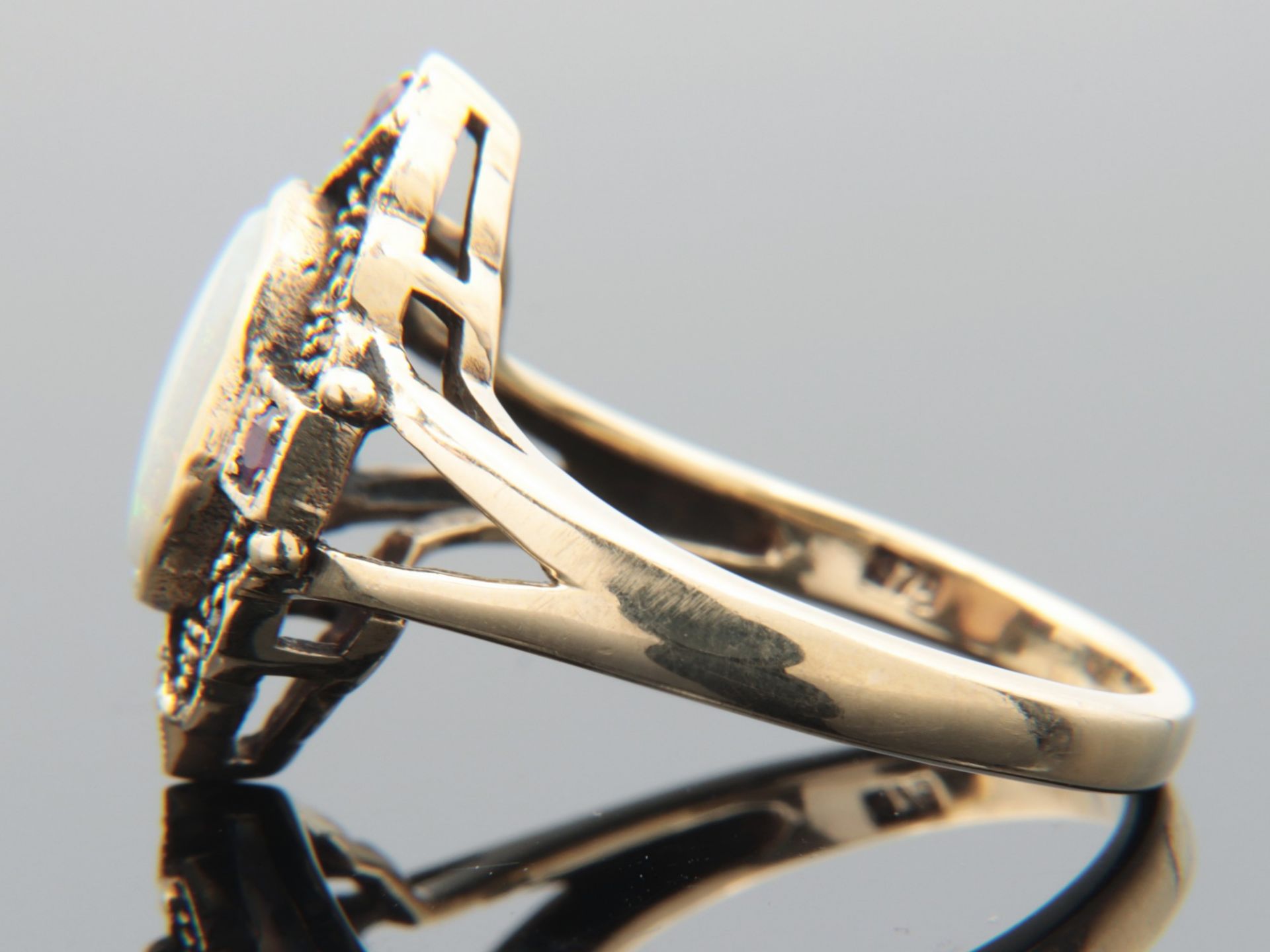 Diamant/Opal - Damenring GG 375, leicht rautenförmiger Ringkopf, mittig besetzt mit einem Opal- - Bild 3 aus 6