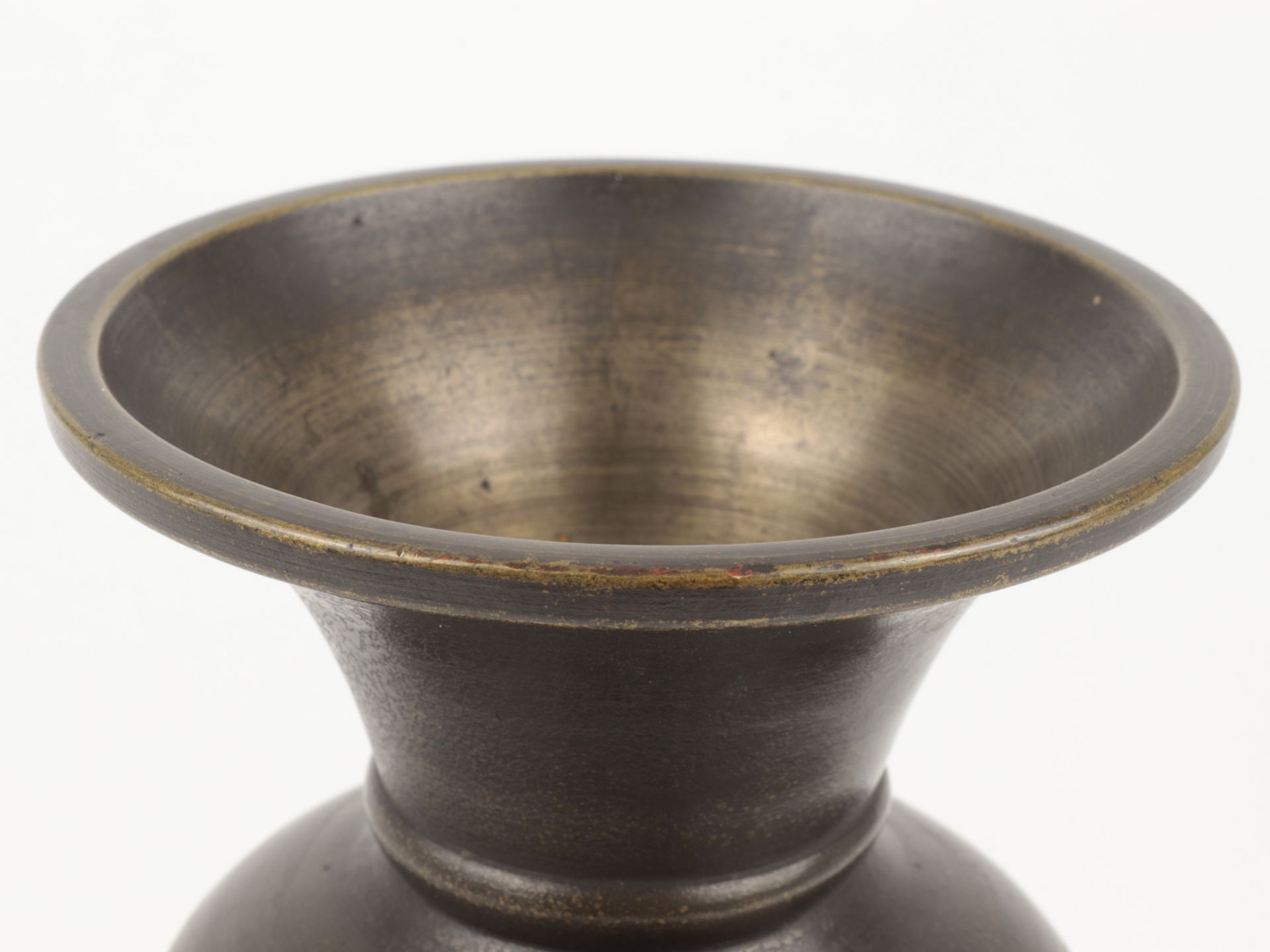 Vase um 1900, Japan, Bronze, reliefiert, Ritzdekor u. Metallauflagen in Kupfer, Messing u. a., - Bild 5 aus 5