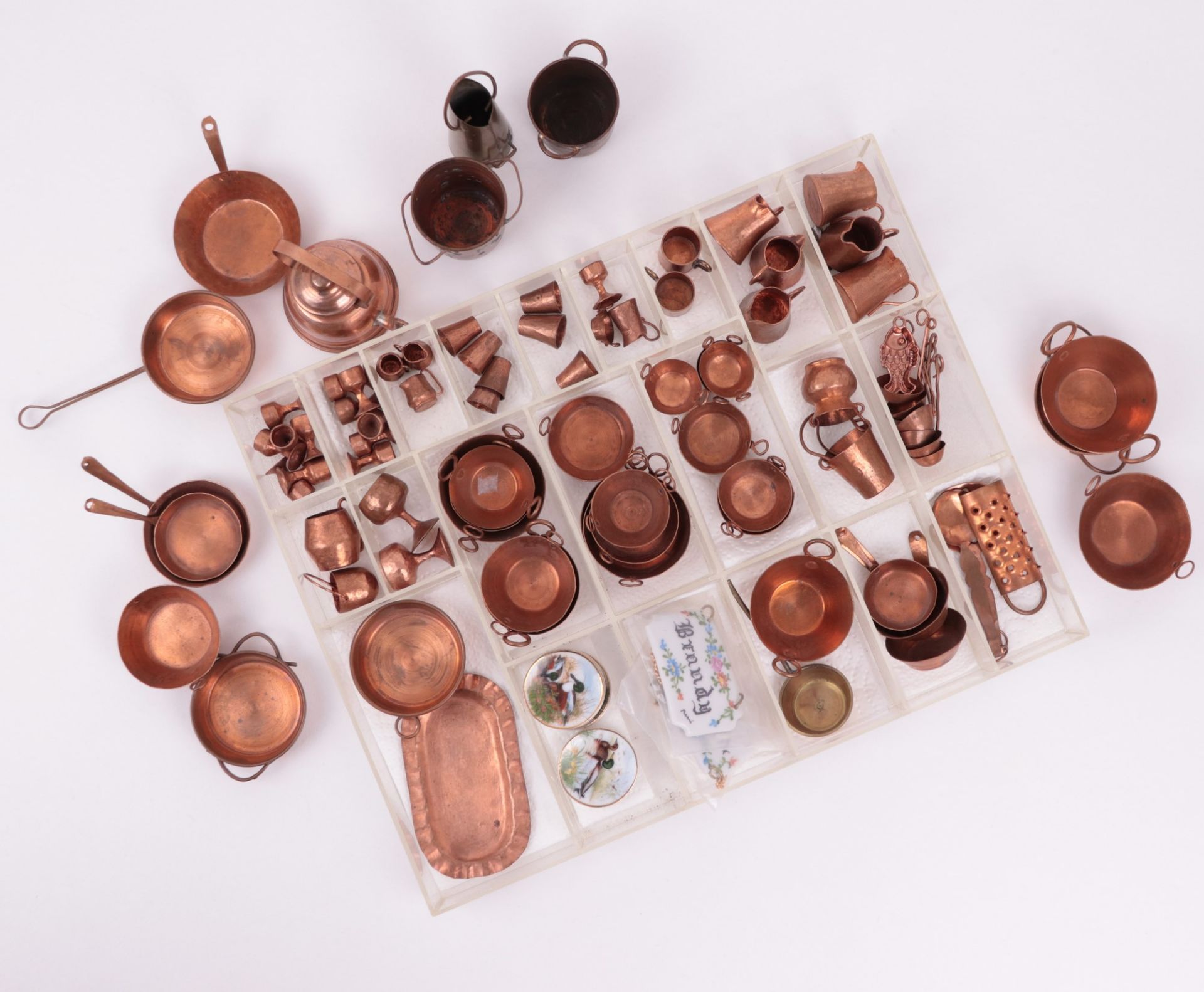 Puppenstubenzubehör - Konvolut überwiegend Kupfer, z.B. Kannen, Töpfe, Küchenutensilien, u.a.,