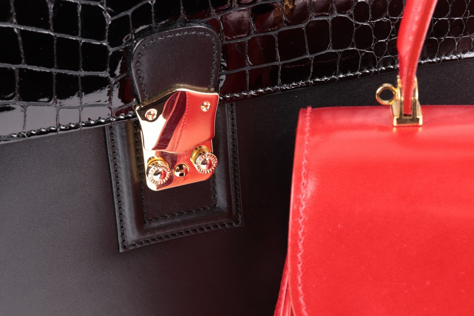 Damenhandtaschen 2 St., 1x Bally, rotes Glattleder, goldfarbene Druckknopfschließe, 1 runder - Bild 5 aus 5