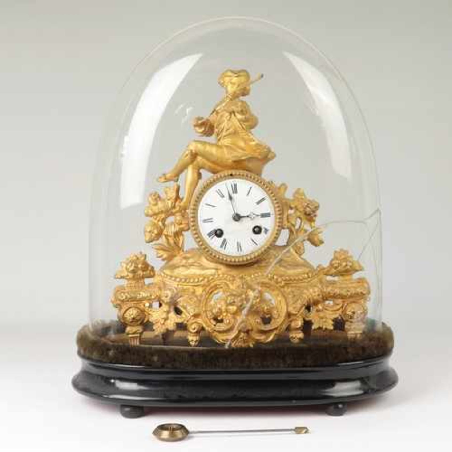 Kommodenuhr um 1870, ovaler Holzsockel, ebonisiert, Uhrenkorpus im Louis-Seize-Stil , Metall - Bild 9 aus 11