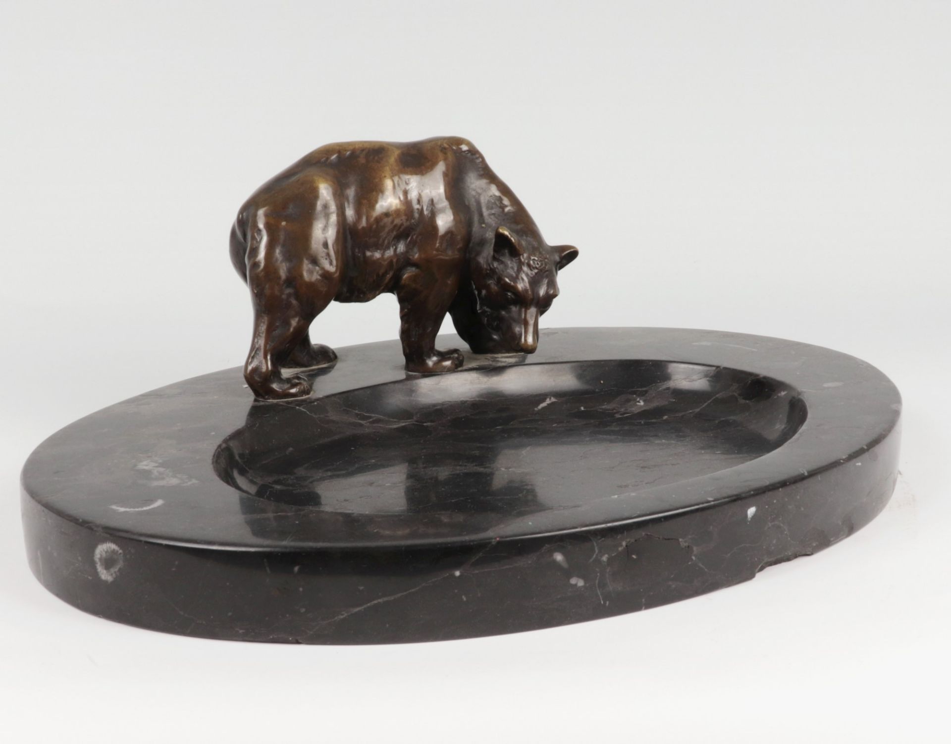 Tierplastik - Schreibtischaufsatz um 1930, Bronze, braun patiniert/Marmor, "Stehender Bär", ovale