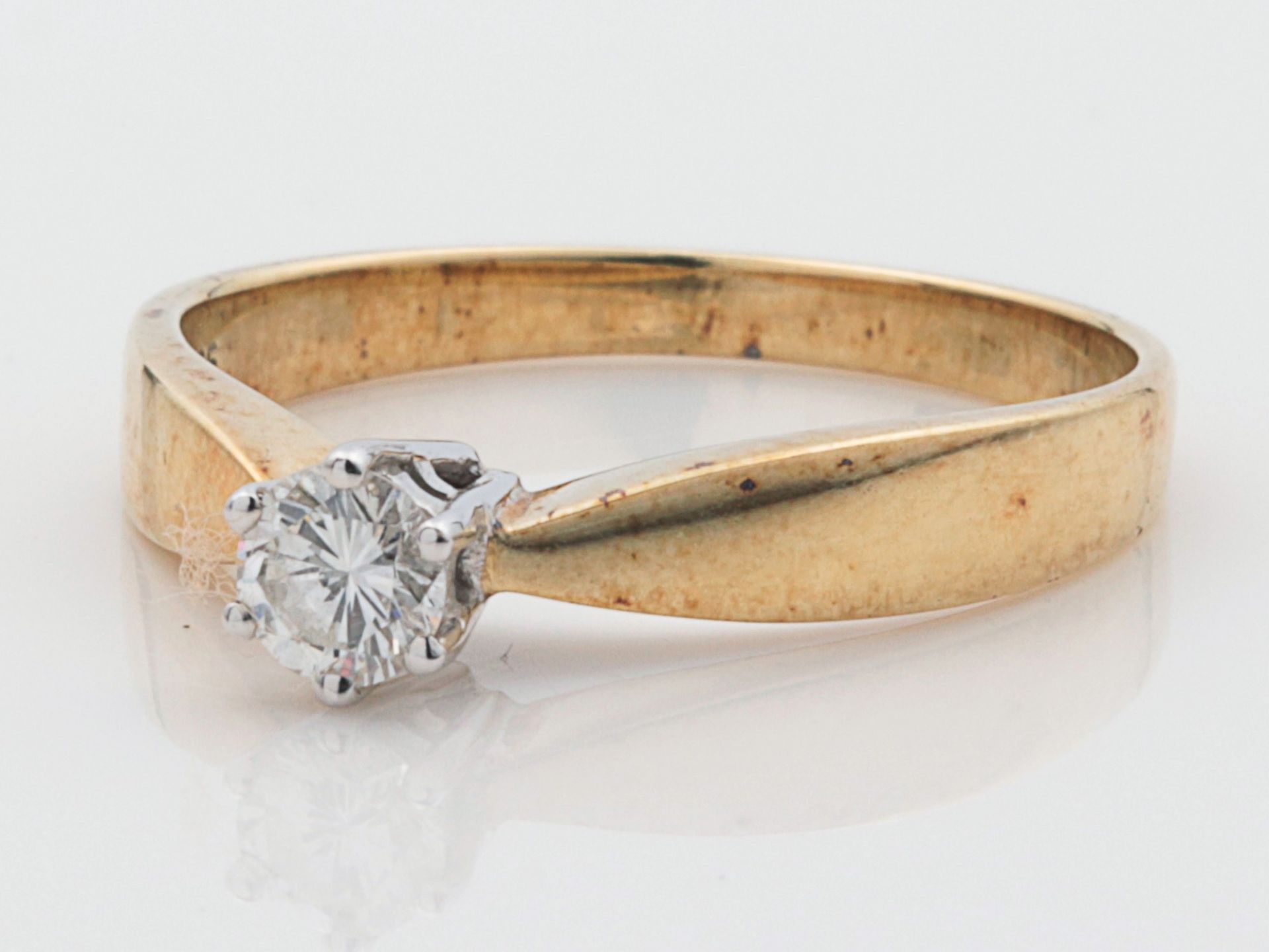Diamant - Damenring GG 585, Ringkopf besetzt mit einem Diamant, innen gem. 0,20ct, RW54, Gca.2,52g