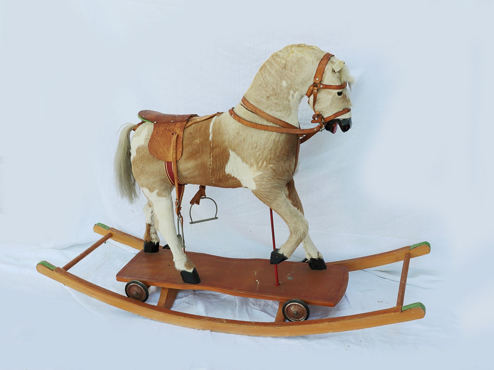 Schaukelpferd um 1900, Holzkufen u. geschwungene Holzplatte m. Rädern, stehendes Pferd, Echtfell,