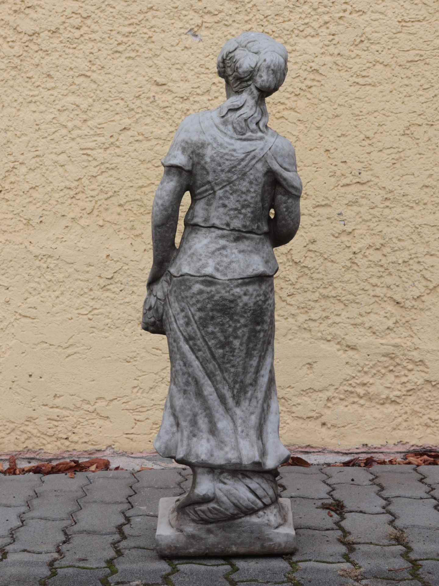 Gartenfigur Steinguß, patiniert, frostfest,stehende Frauenfigur mit Bluse und Rock bekleidet,, " - Image 6 of 7