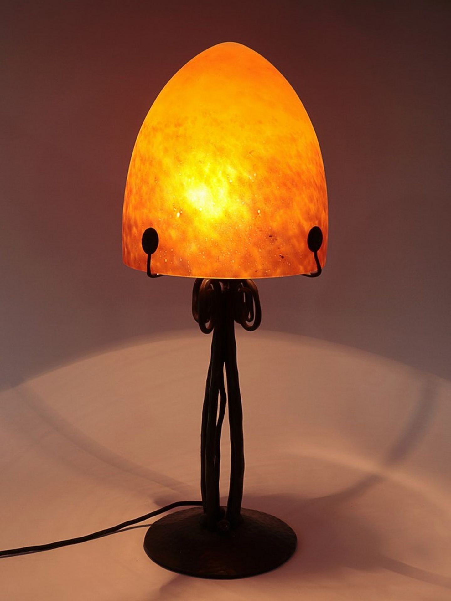 Tischlampe Schmiedeeisen/Glas, 1-flammig, tellerförmiger Stand, getriebender Dekor, vierteiliger, - Bild 5 aus 6