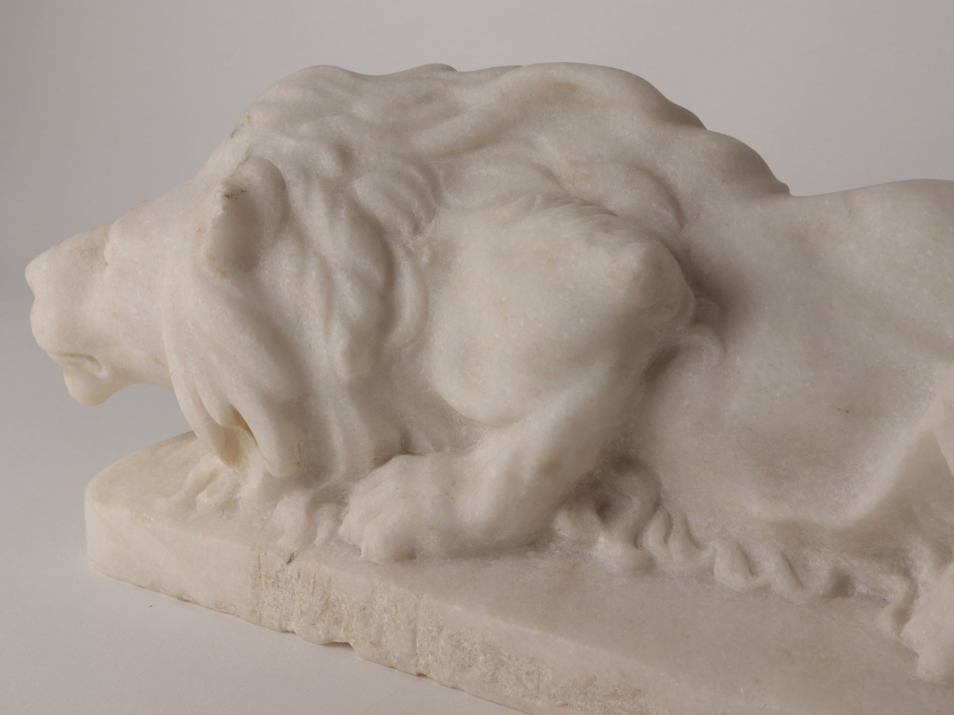 Marmorskulptur "Liegender Löwe", weißer Marmor, auf der Jagd lauernder und am Boden geduckt - Bild 3 aus 3