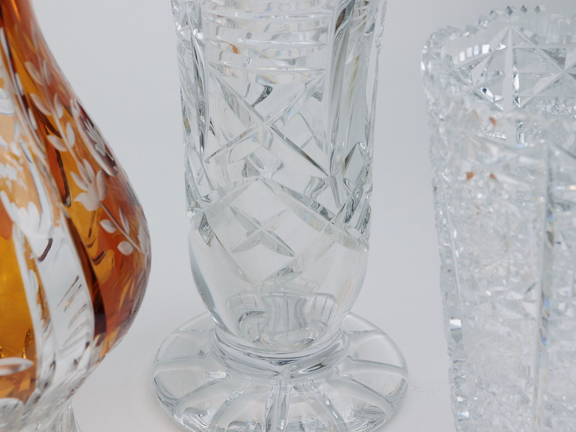Konvolut 5 St., Vasen u. Schale, untersch. Formen u. Größen, farbloses u. bernsteinfarbenes Glas,1x - Image 4 of 4