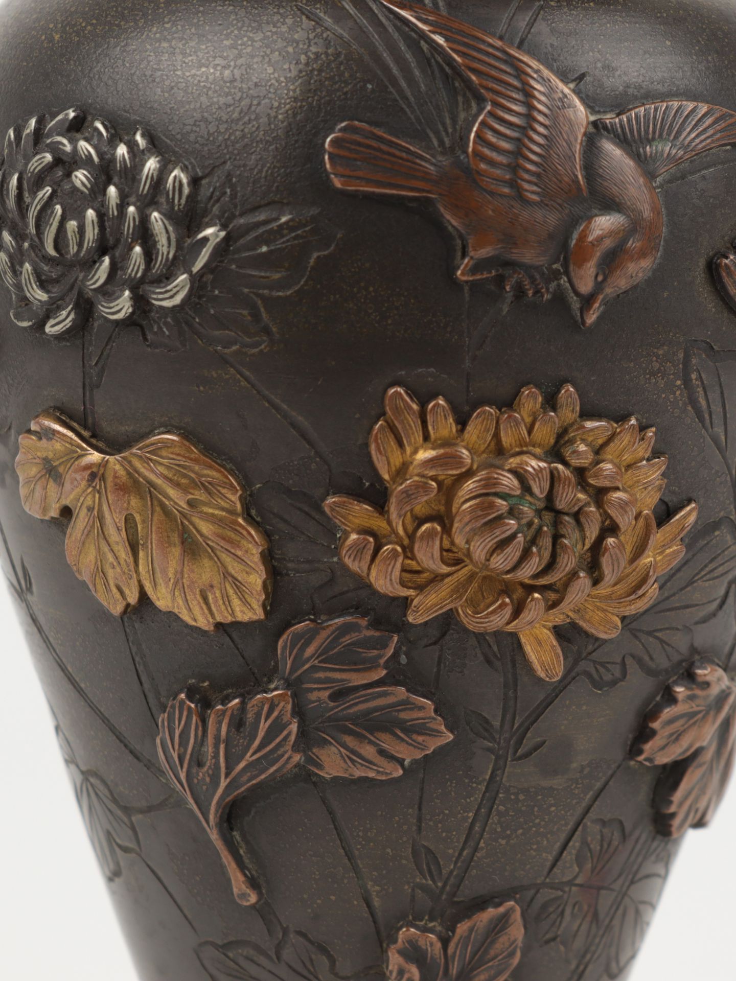 Vase um 1900, Japan, Bronze, reliefiert, Ritzdekor u. Metallauflagen in Kupfer, Messing u. a., - Bild 3 aus 5