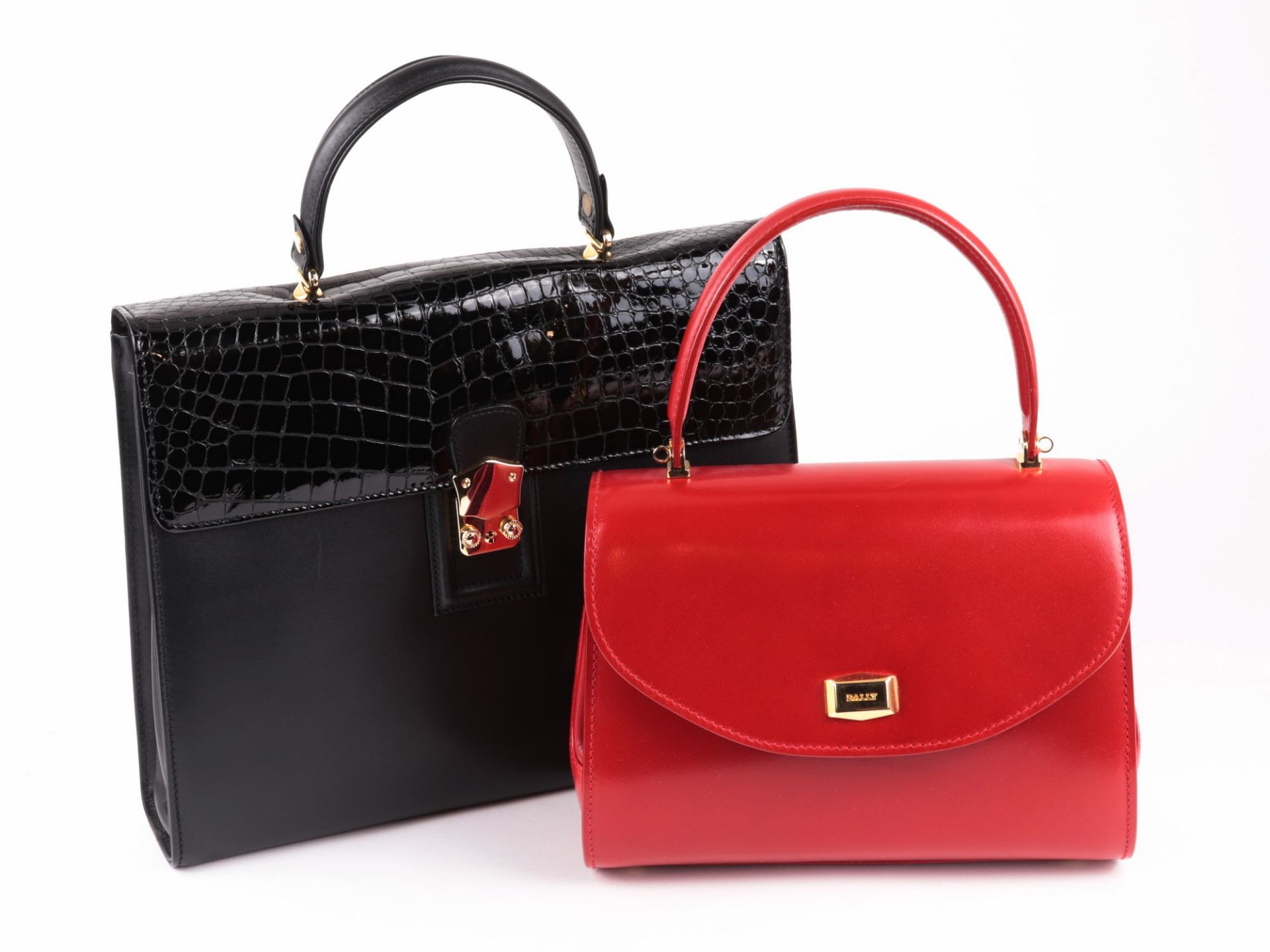 Damenhandtaschen 2 St., 1x Bally, rotes Glattleder, goldfarbene Druckknopfschließe, 1 runder