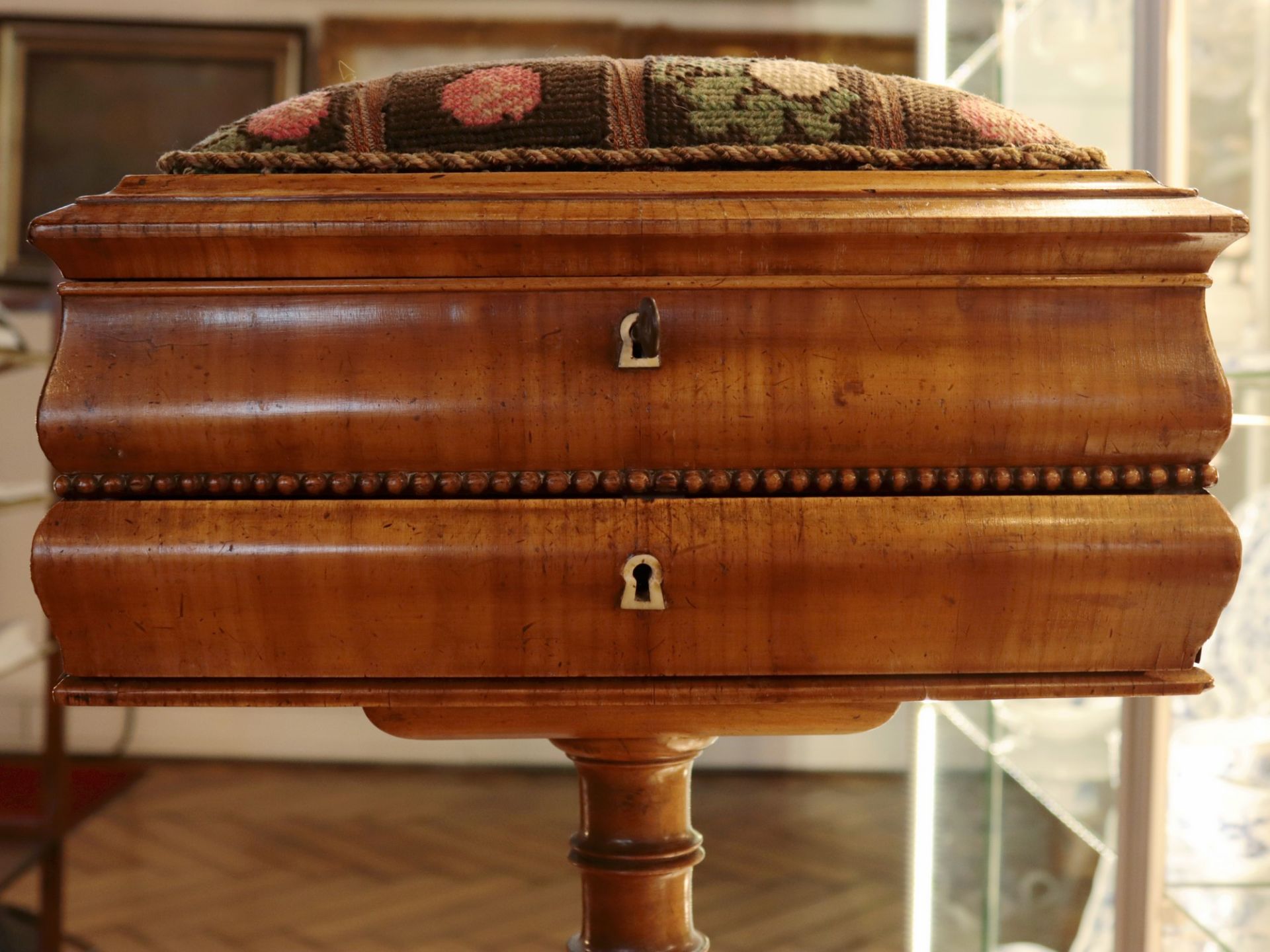 Biedermeier - Nähtischchen um 1840/50, Nußbaum/Nadelholz furniert, geschwungene Beine, - Bild 7 aus 7