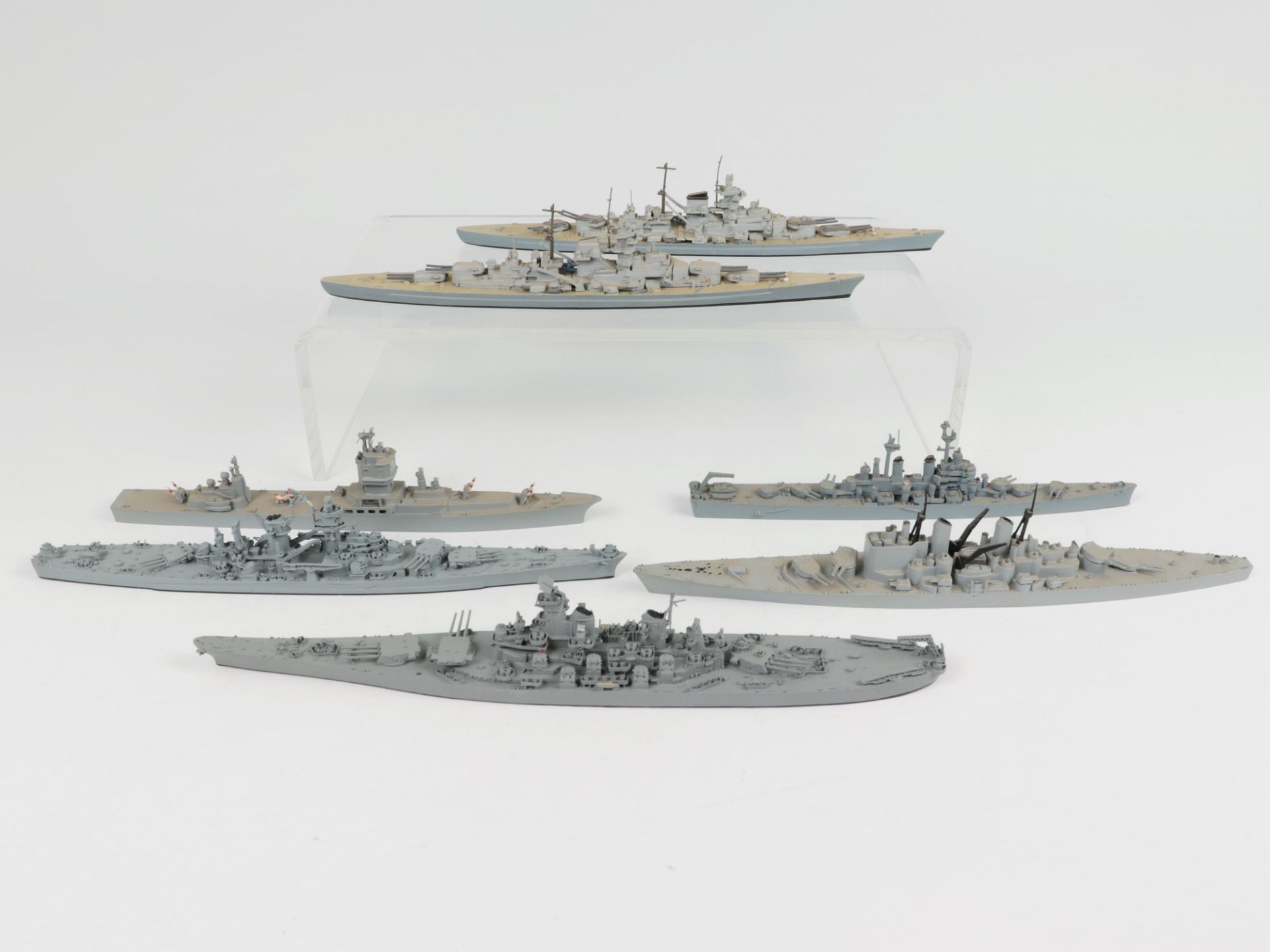Modellschiffe - Konvolut 9 St., Kriegsschiffe, Gußausformung, lackiert, M 1:1250, versch.