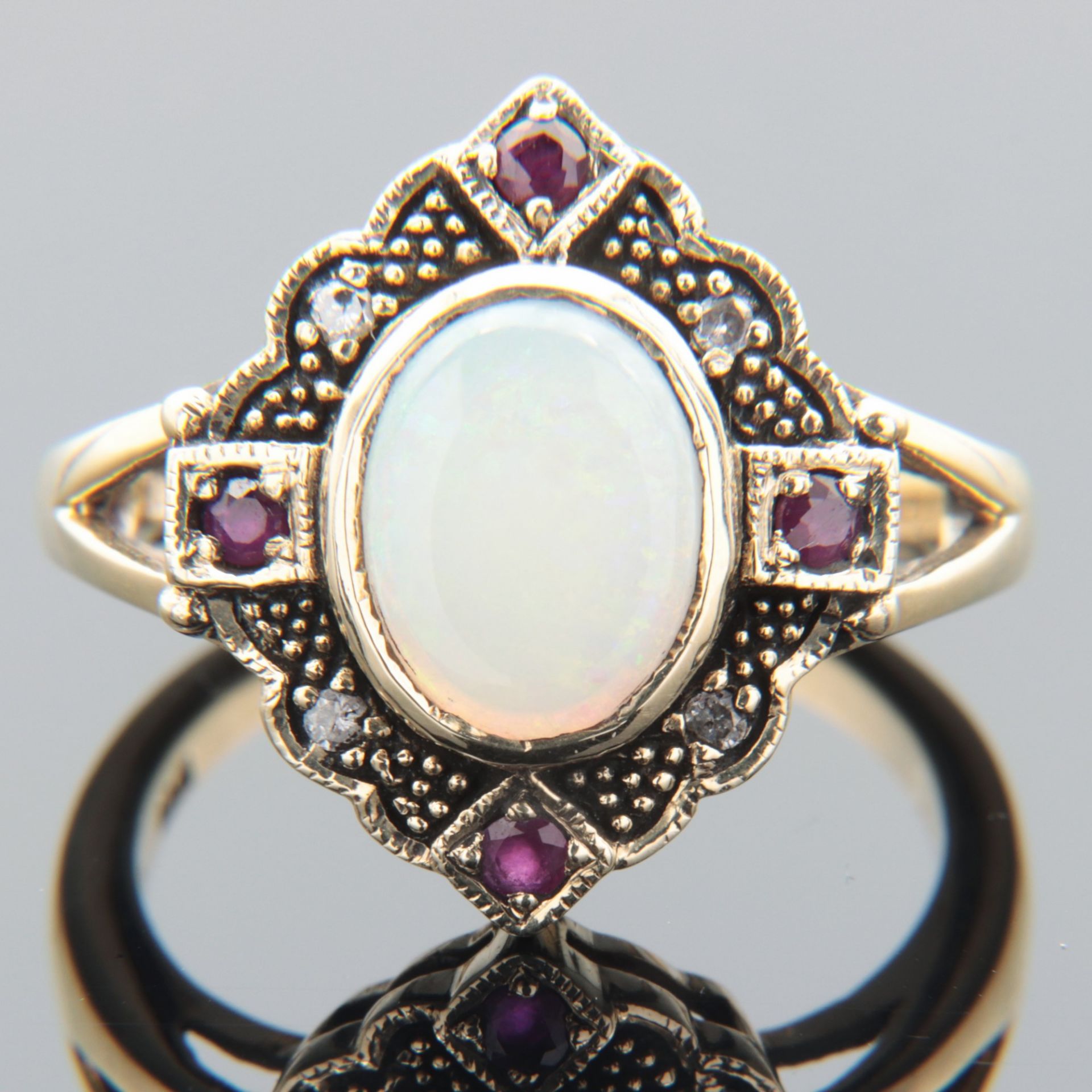 Diamant/Opal - Damenring GG 375, leicht rautenförmiger Ringkopf, mittig besetzt mit einem Opal- - Bild 2 aus 6