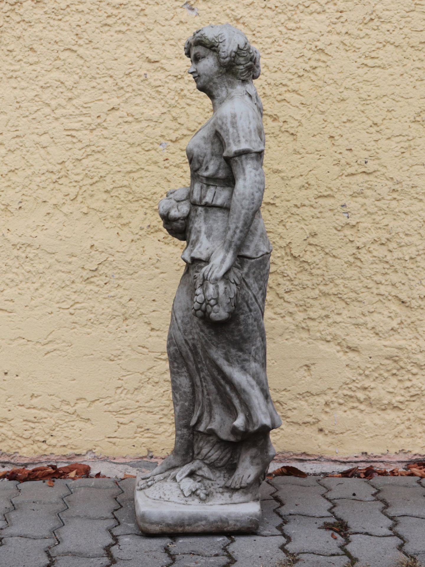 Gartenfigur Steinguß, patiniert, frostfest,stehende Frauenfigur mit Bluse und Rock bekleidet,, " - Image 5 of 7