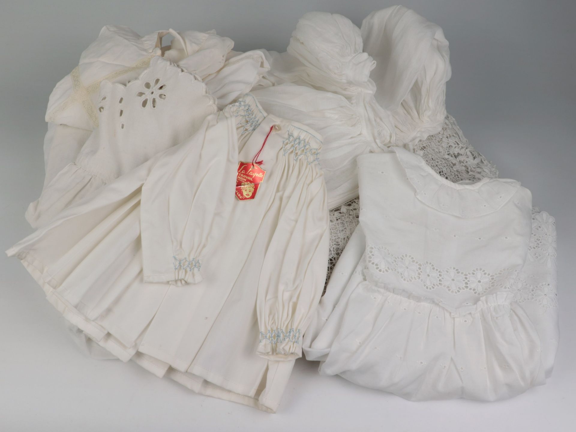 Wäschekonvolut 20. Jh., Weißwäsche, Spitze, Lochspitze, 1 Unterkleid für einen Priester mit breiter