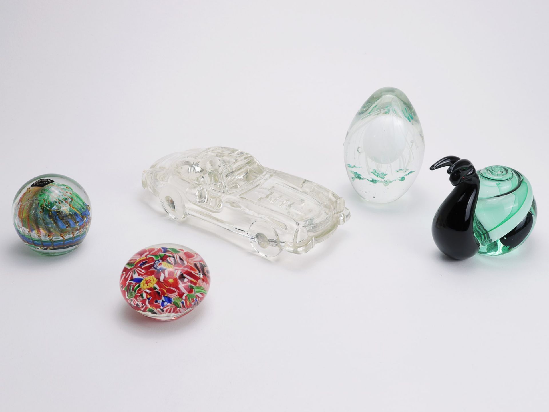 Konvolut 5 St., 2 Zierfiguren u. 3 Paperweights, farbloses dickw. Glas, stilisierte plastische