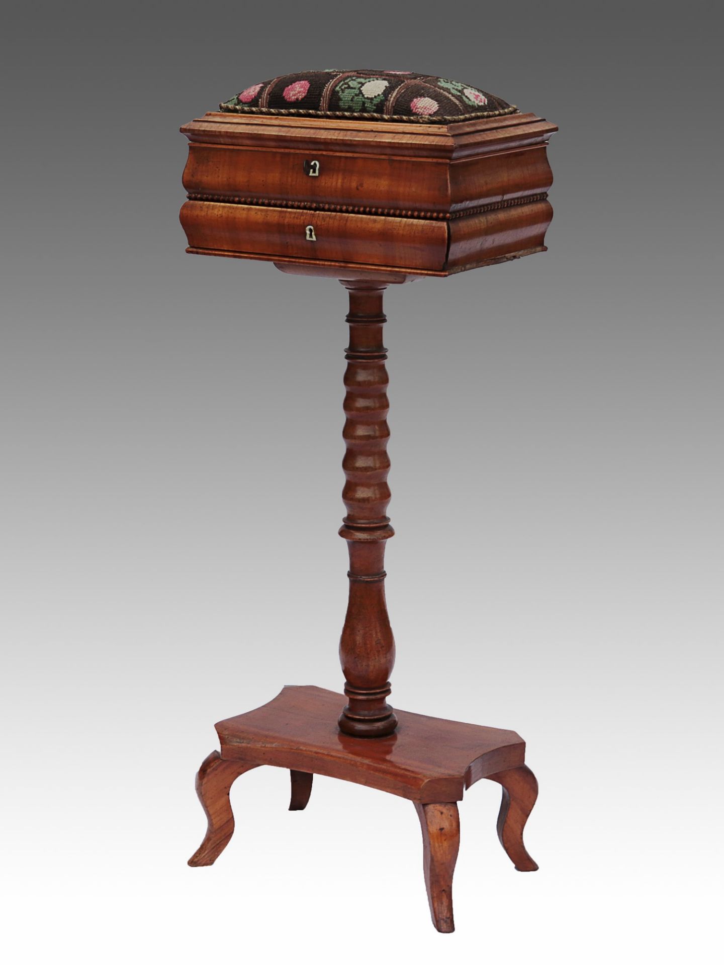 Biedermeier - Nähtischchen um 1840/50, Nußbaum/Nadelholz furniert, geschwungene Beine,