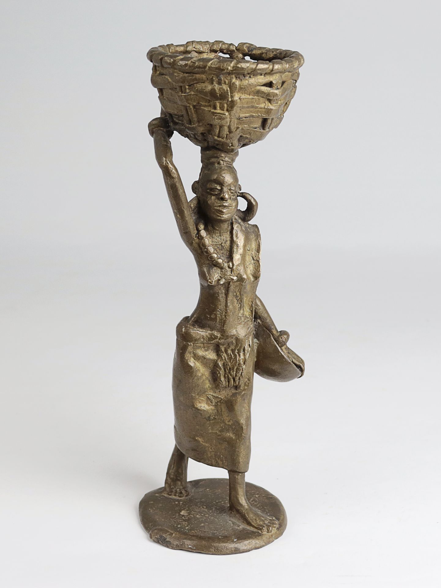 Skulptur 20.Jh., Burkina Faso, Bronze, vollplastische Figur einer Frau m. großen Ohrringen, einem